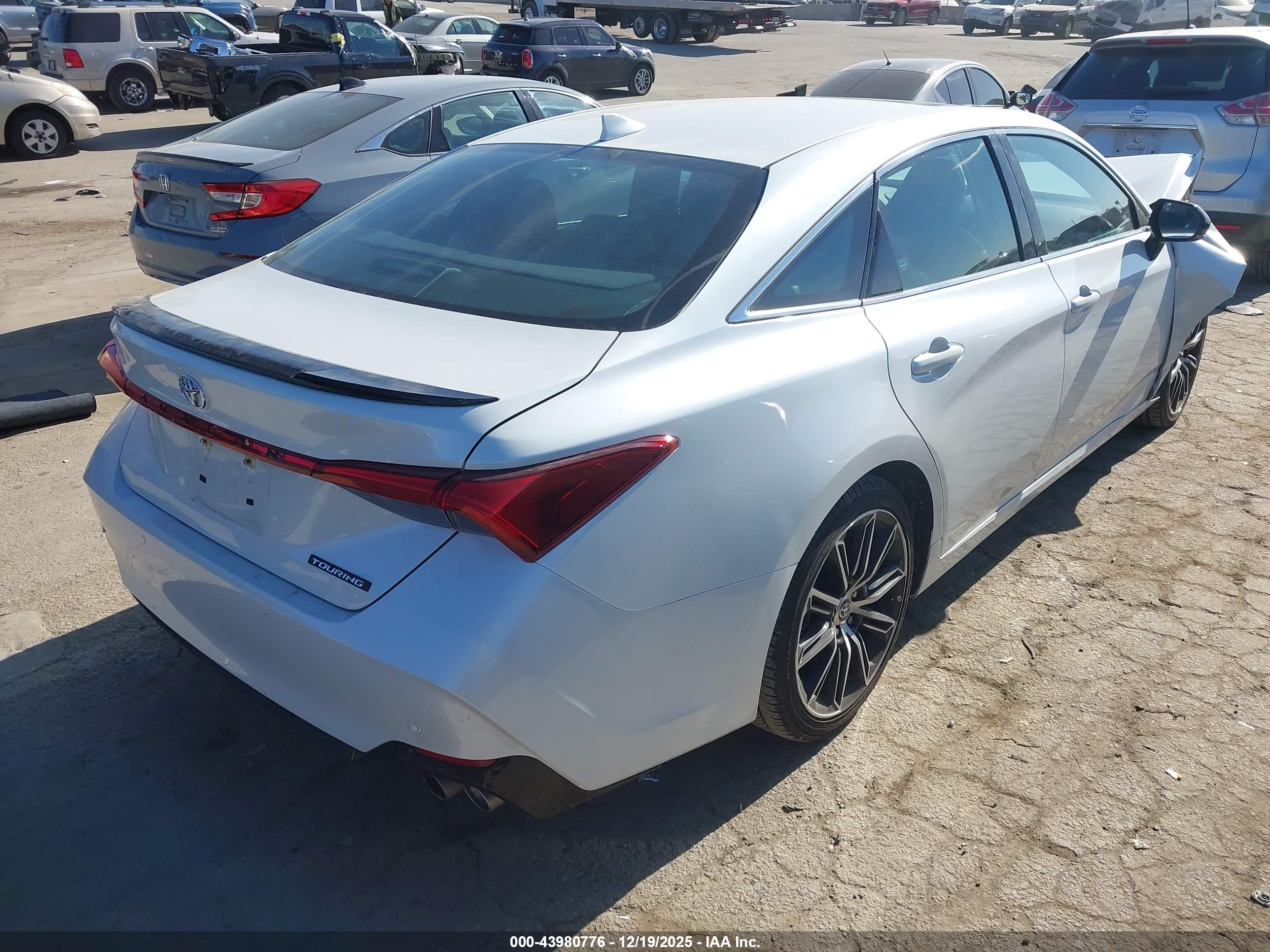 TOYOTA AVALON image 4