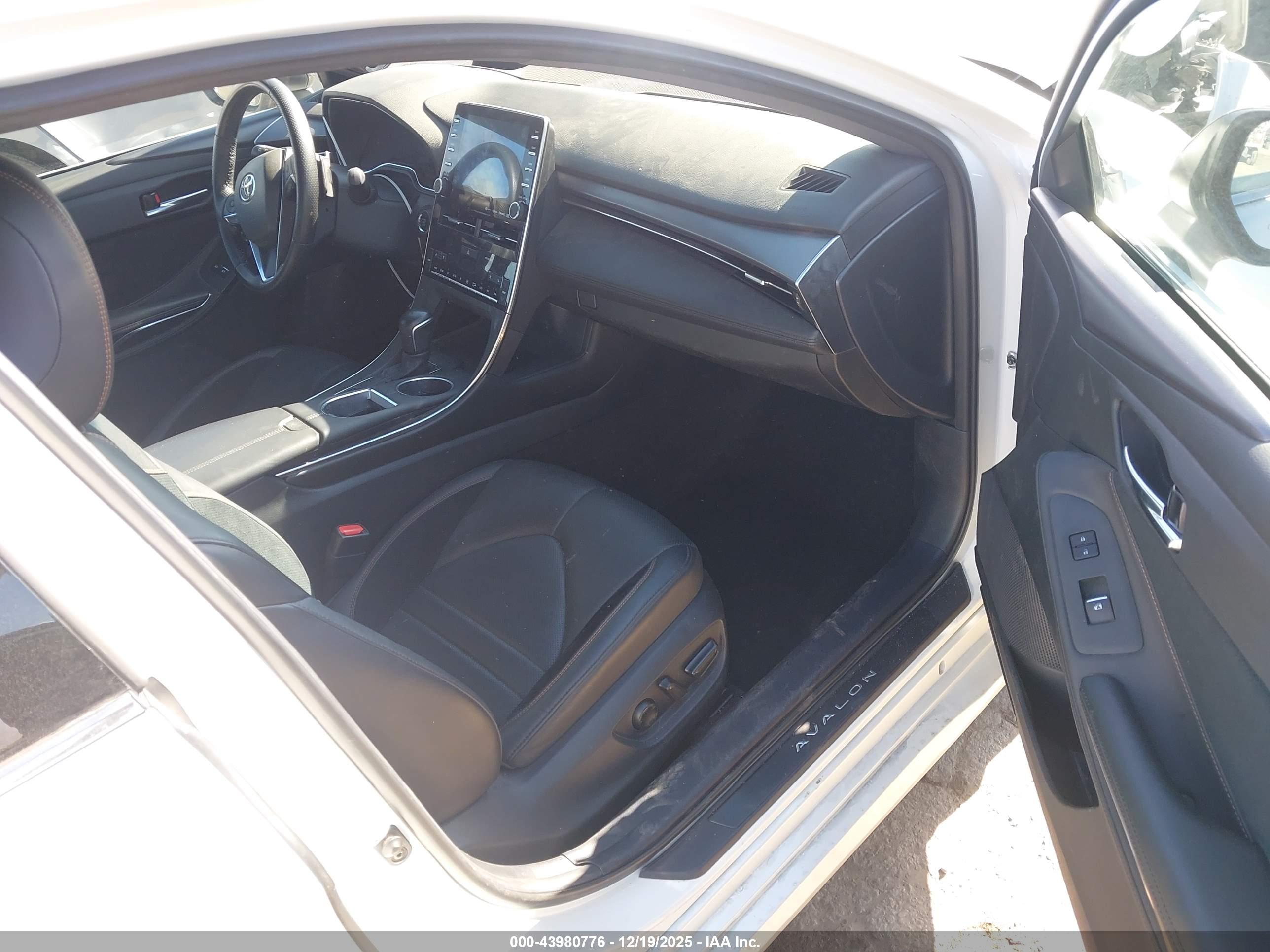 TOYOTA AVALON image 5