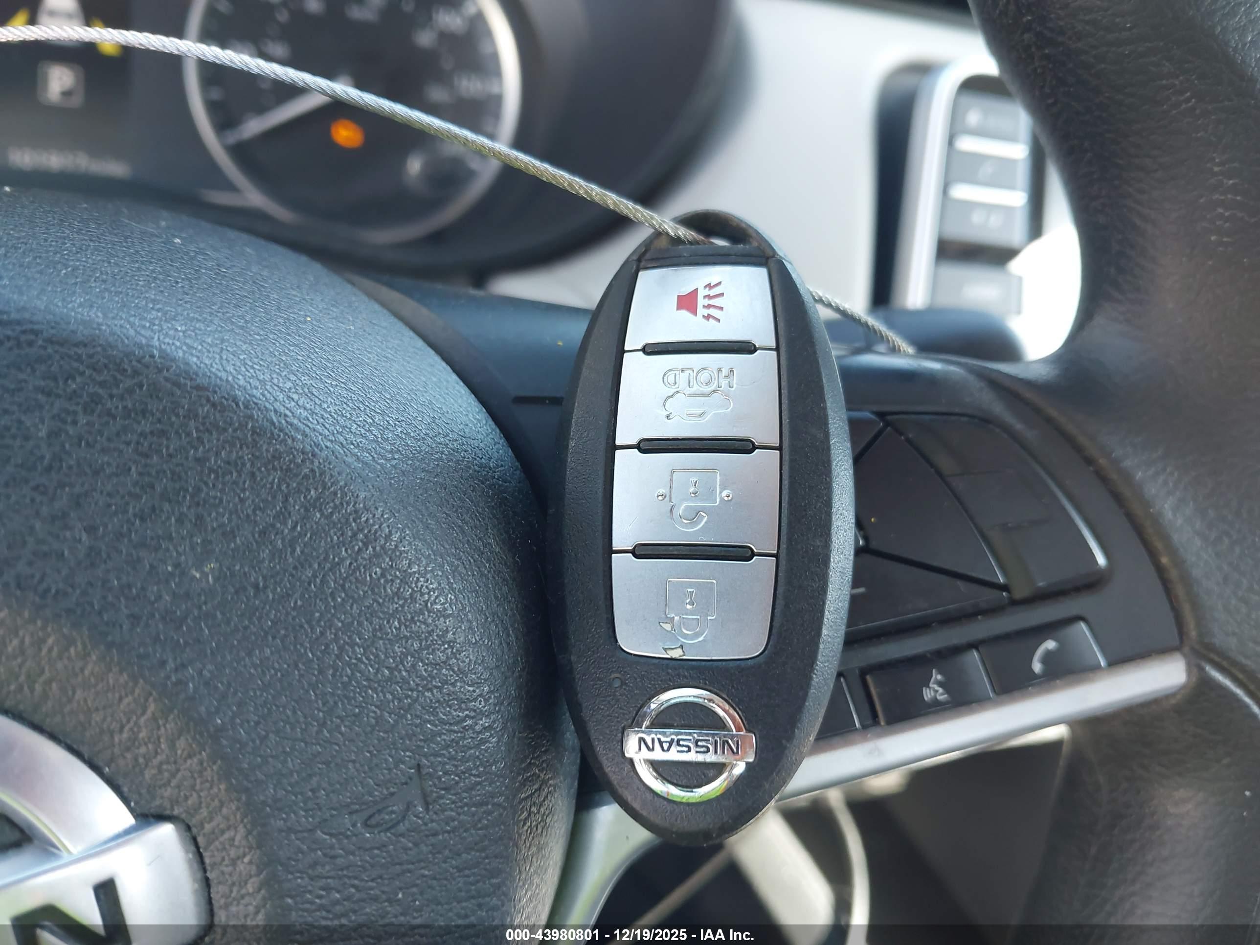 NISSAN VERSA image 11