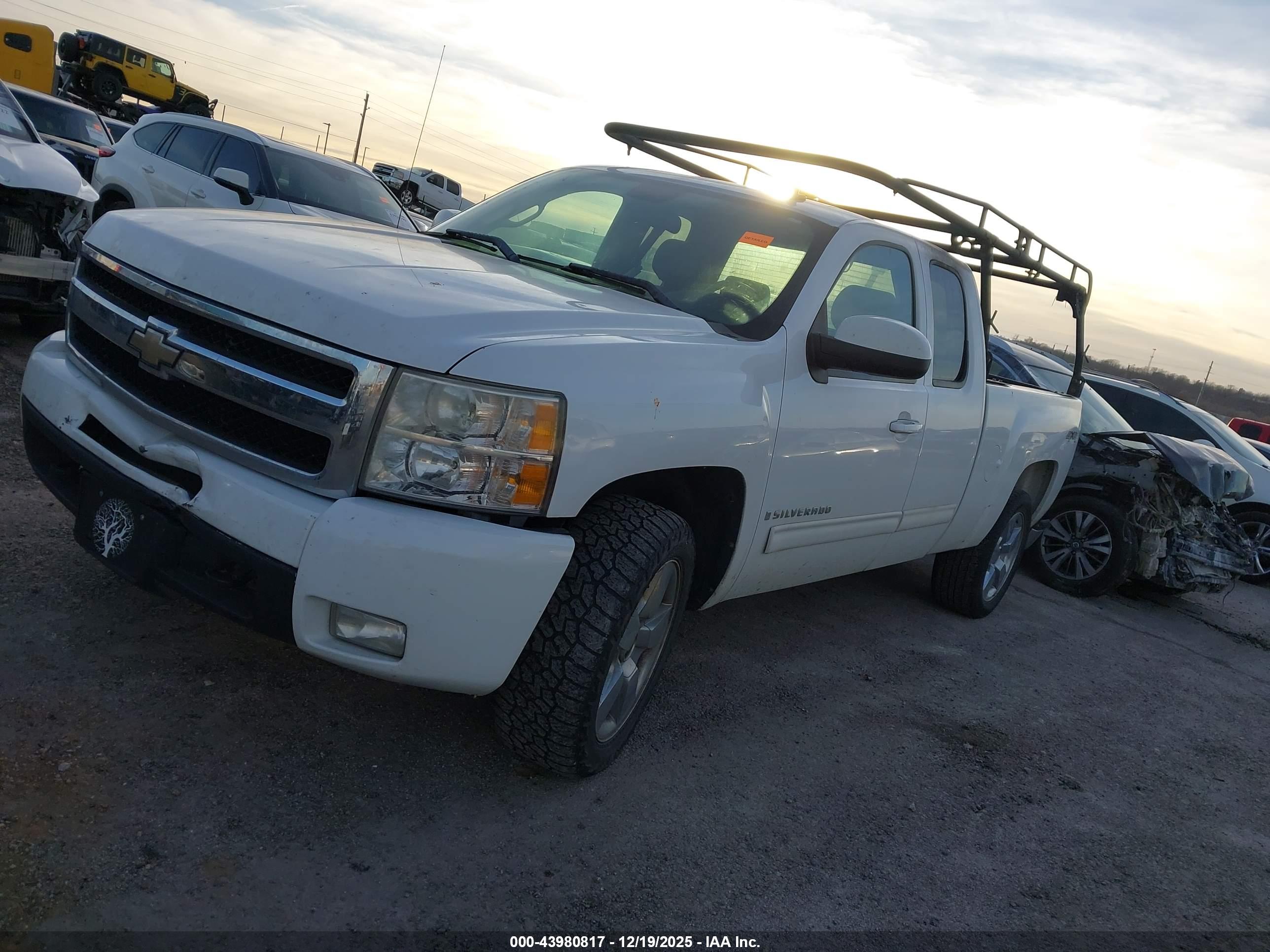CHEVROLET SILVERADO image 2