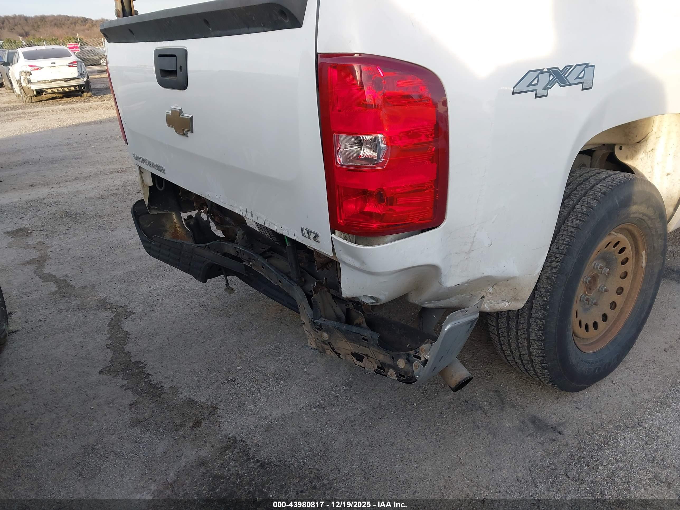 CHEVROLET SILVERADO image 6