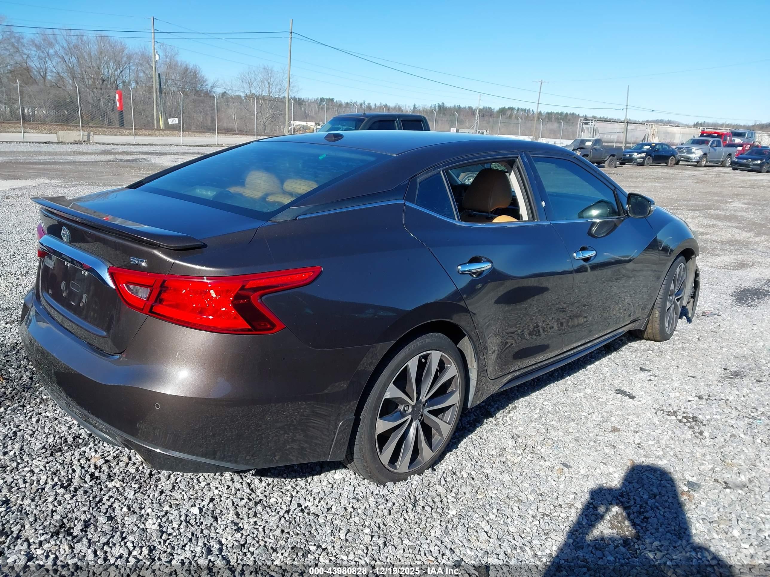 NISSAN MAXIMA image 4