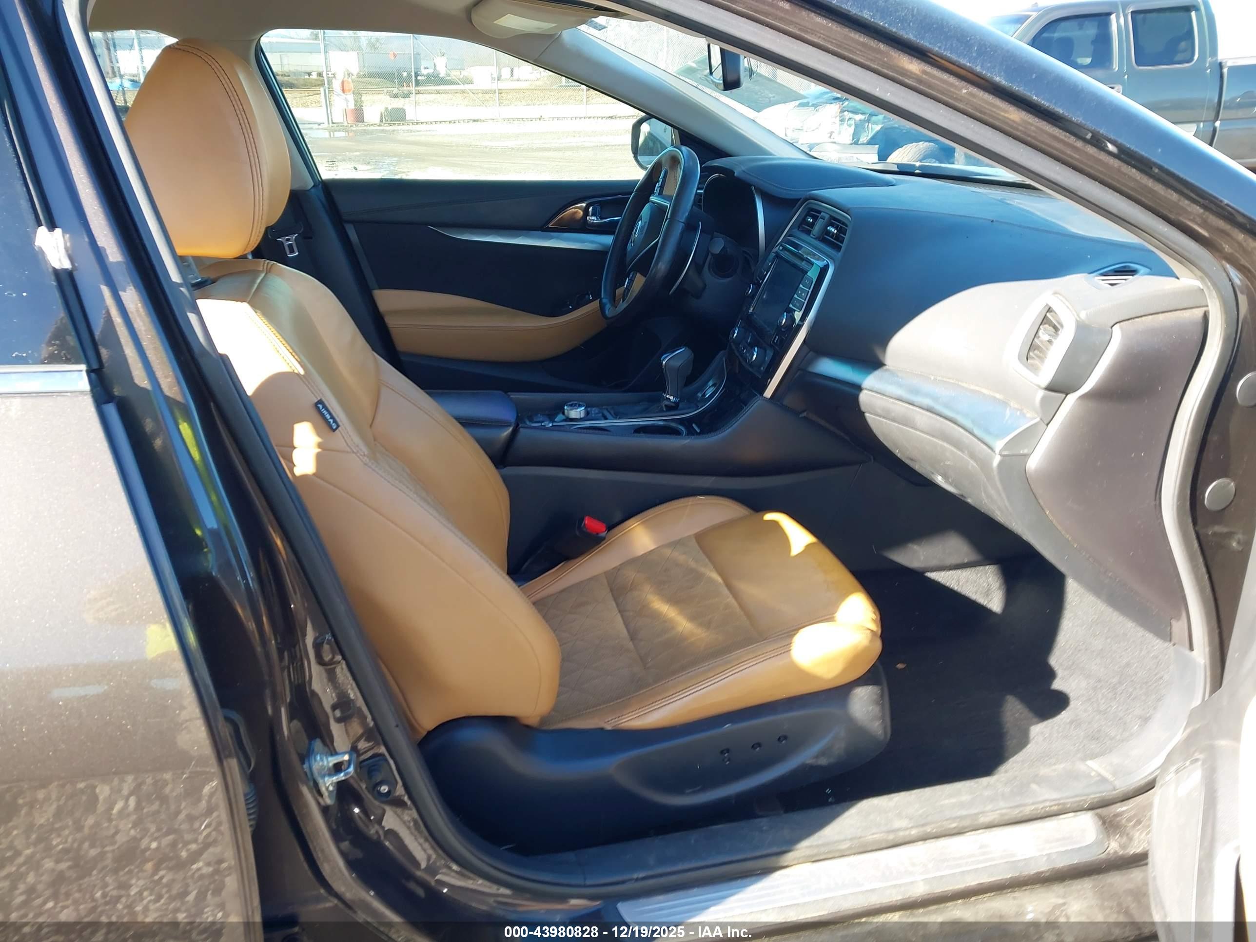 NISSAN MAXIMA image 5