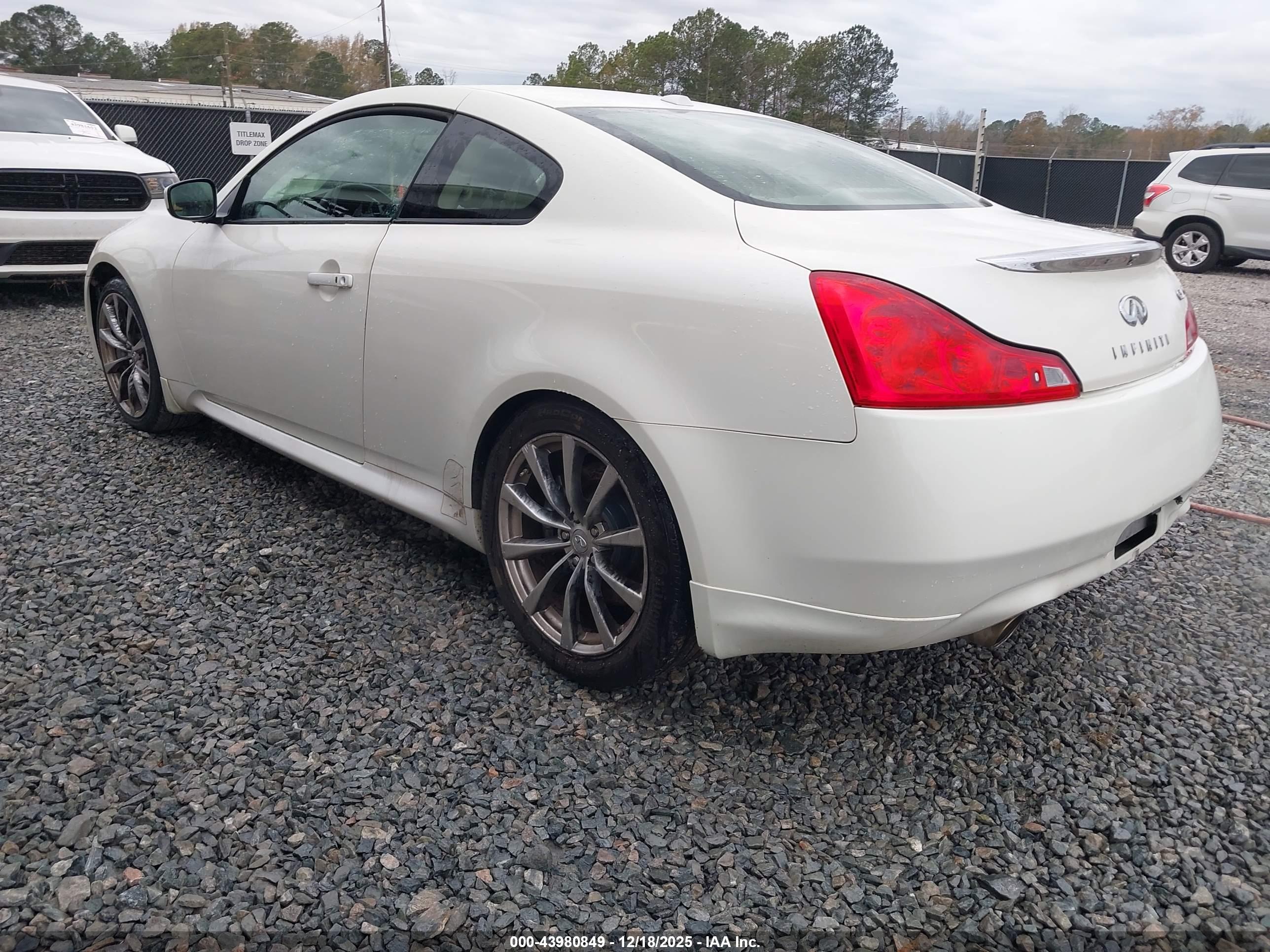 INFINITI G37 image 3