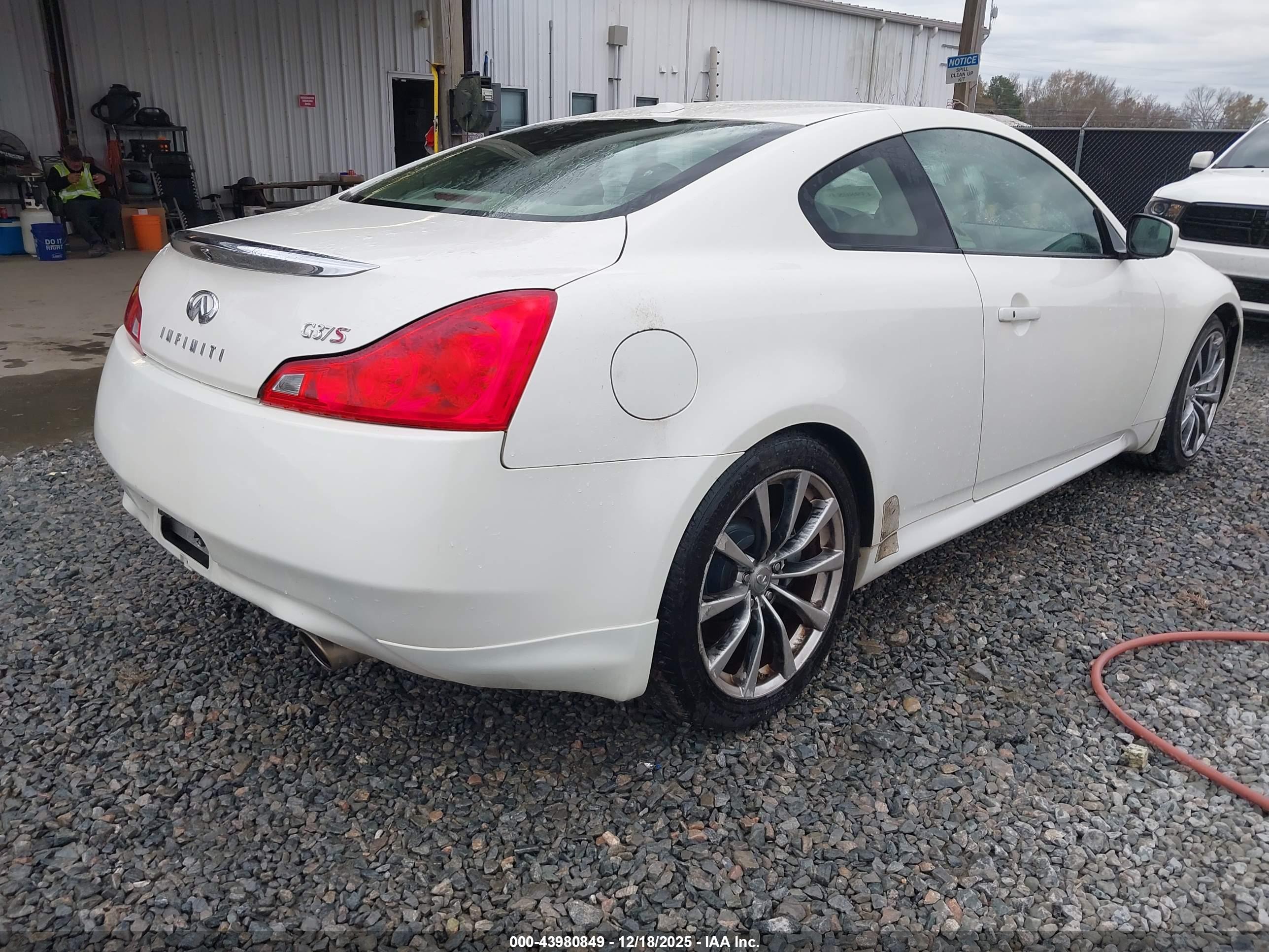 INFINITI G37 image 4