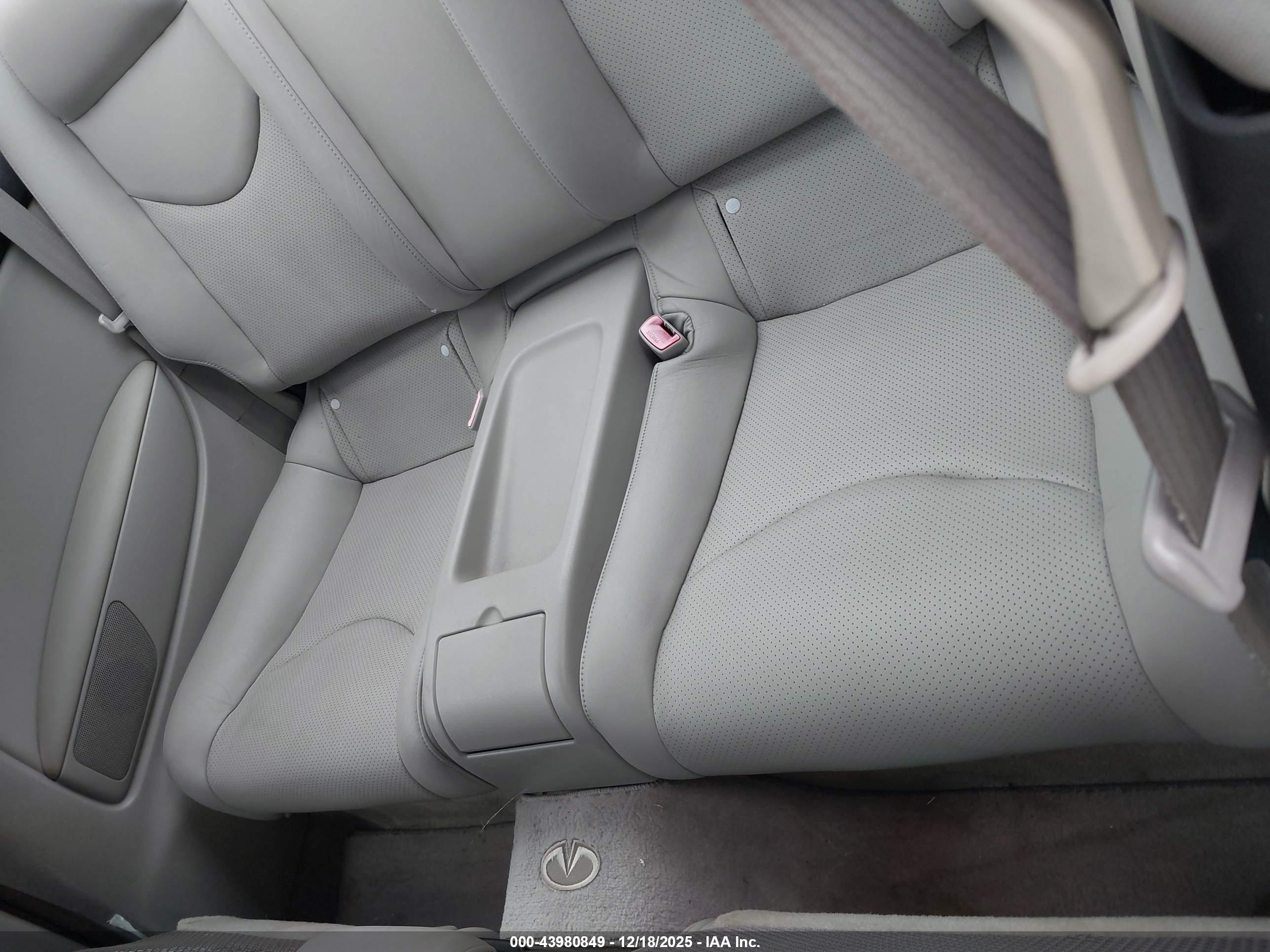INFINITI G37 image 8