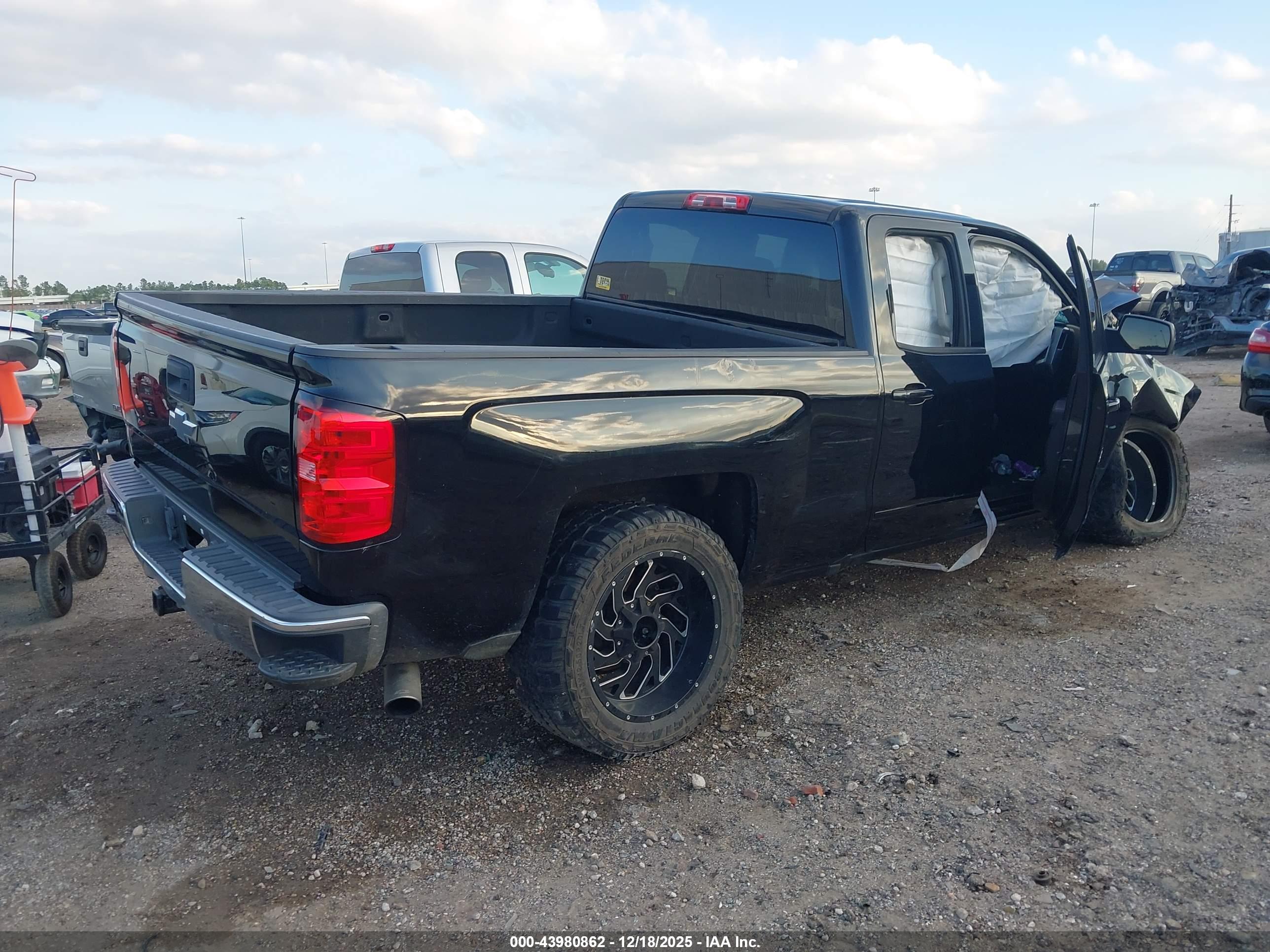 CHEVROLET SILVERADO image 4