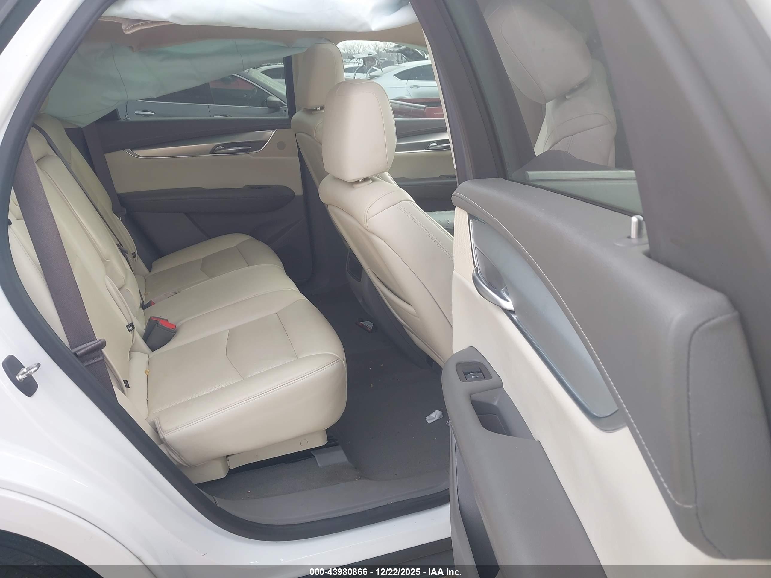 CADILLAC XT5 image 8