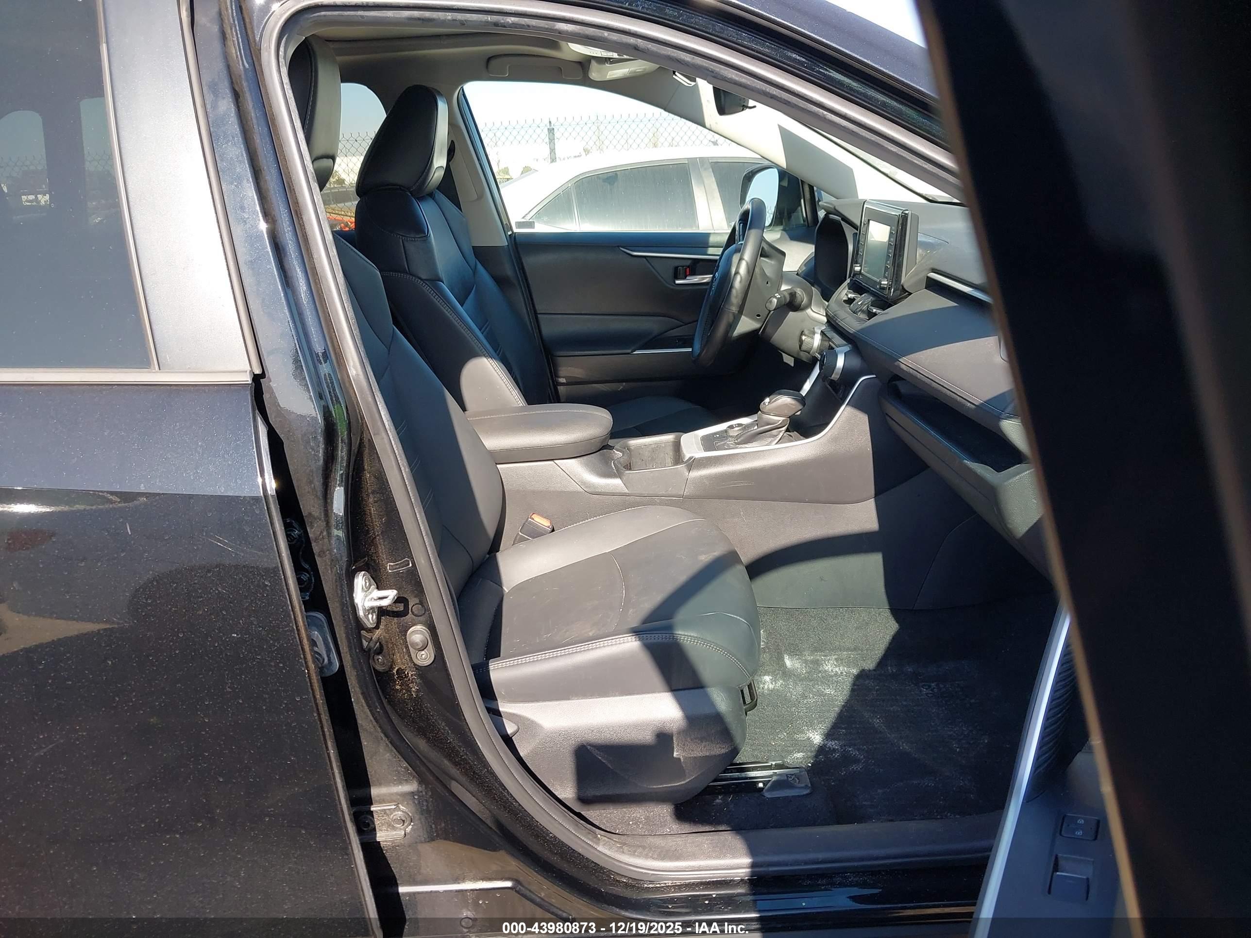 TOYOTA RAV4 image 5