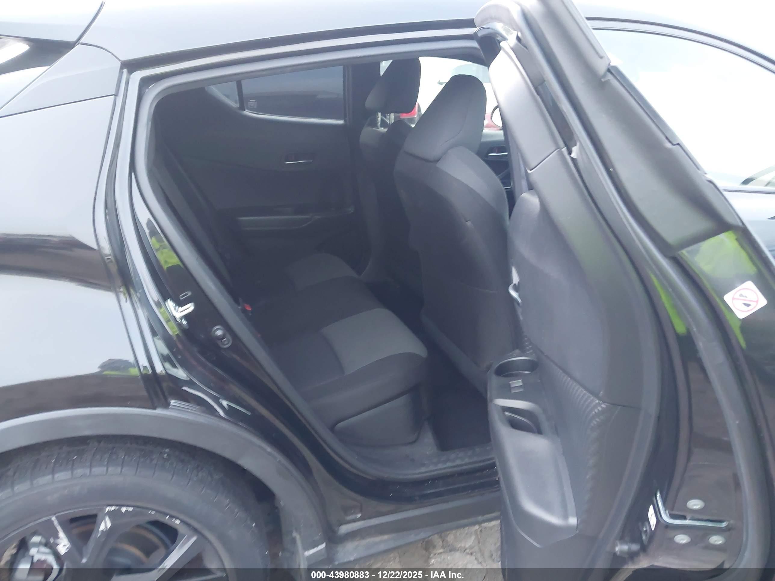 TOYOTA C-HR image 8