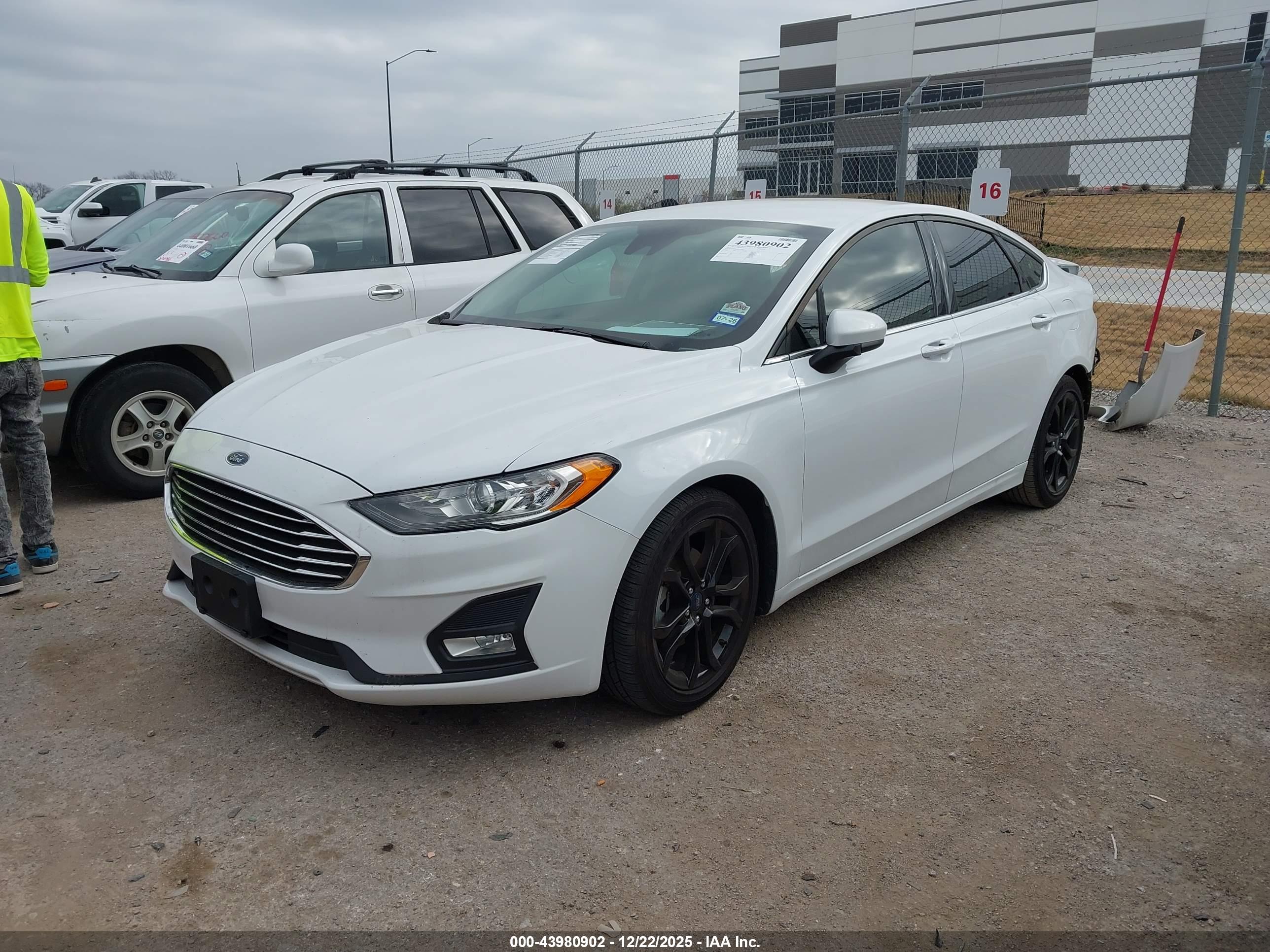 FORD FUSION image 2