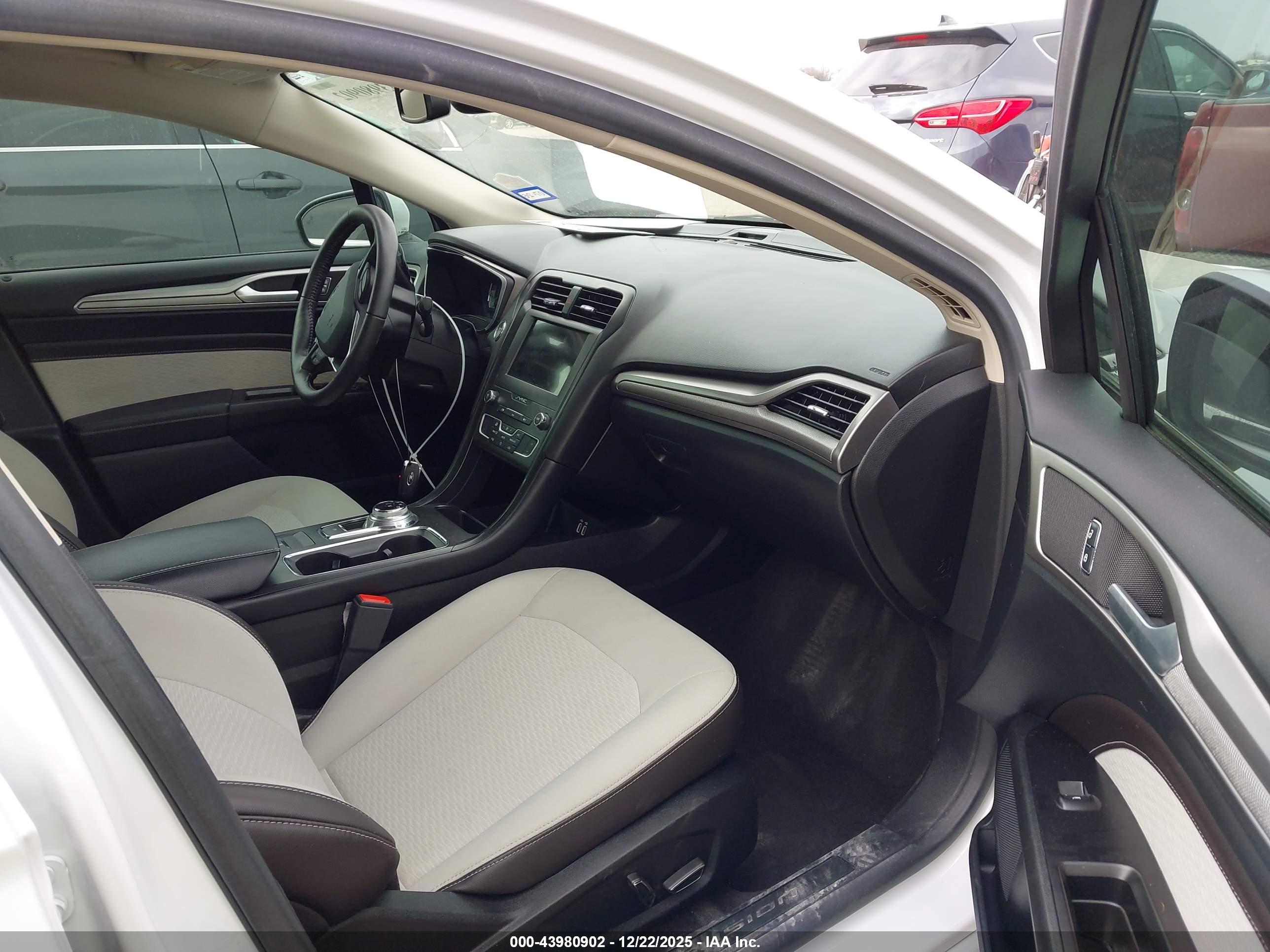 FORD FUSION image 5