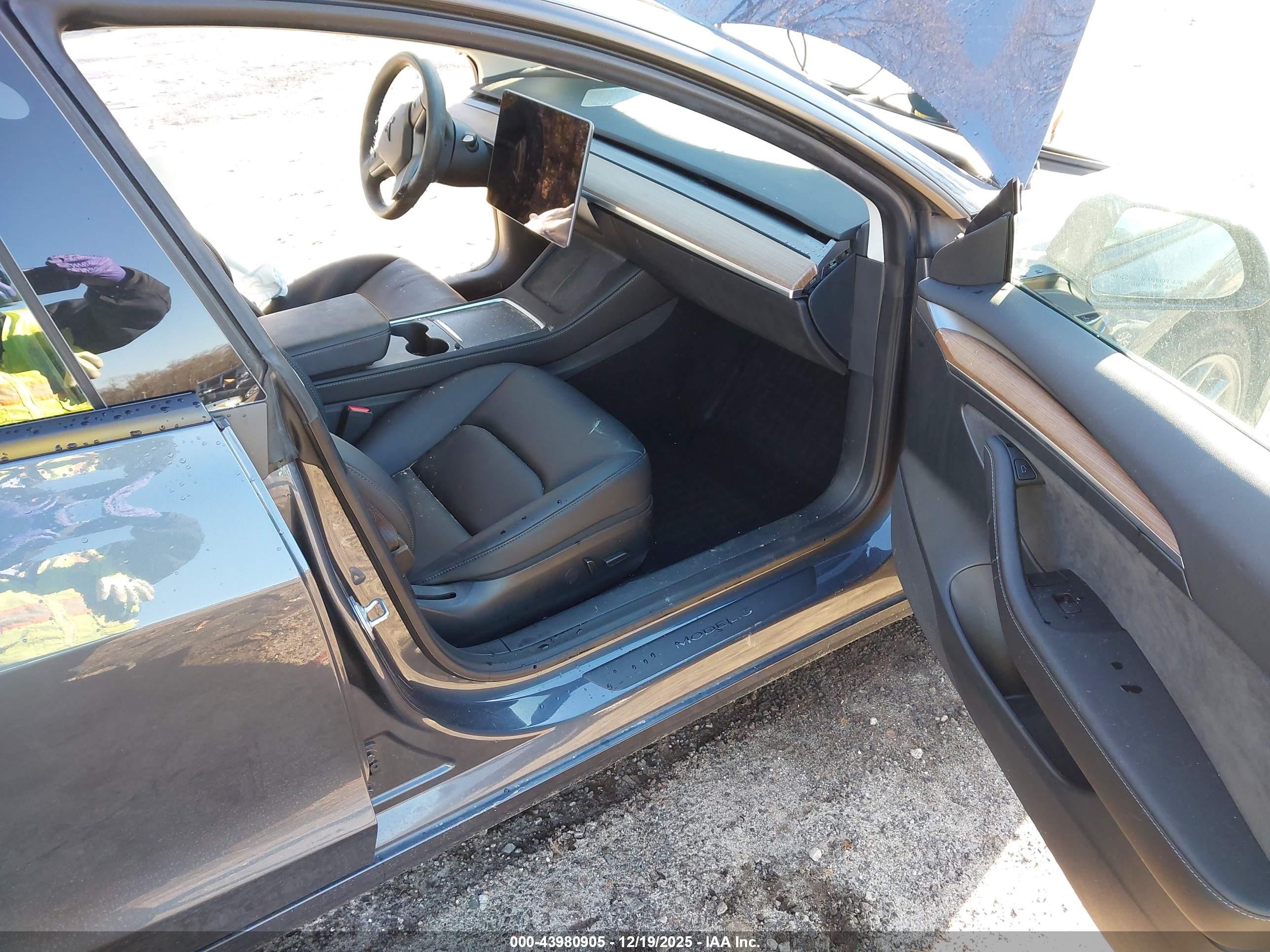 TESLA MODEL image 5