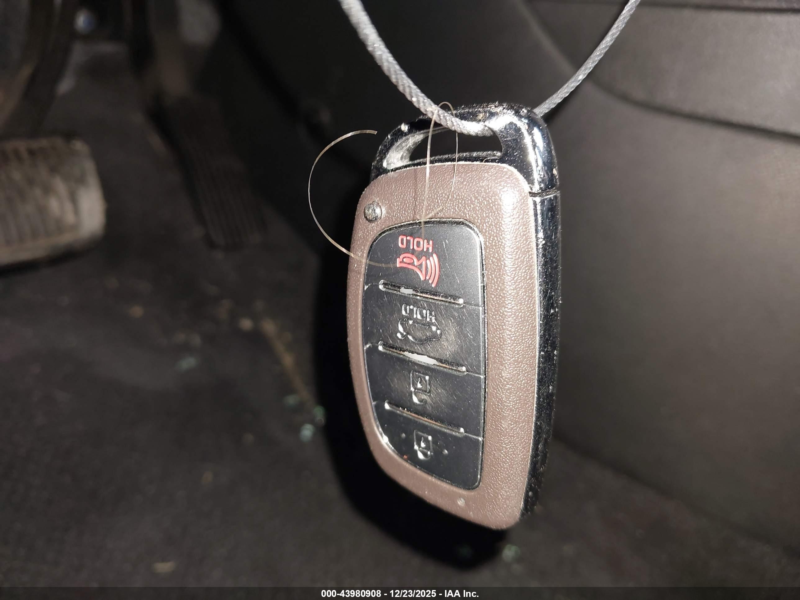 HYUNDAI ELANTRA image 11