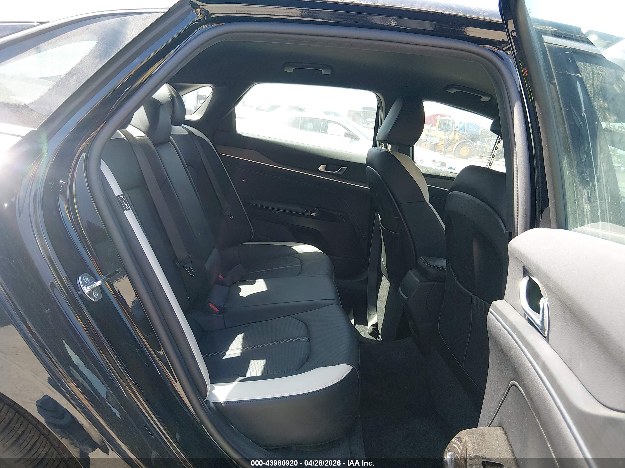 KIA K5 image 8
