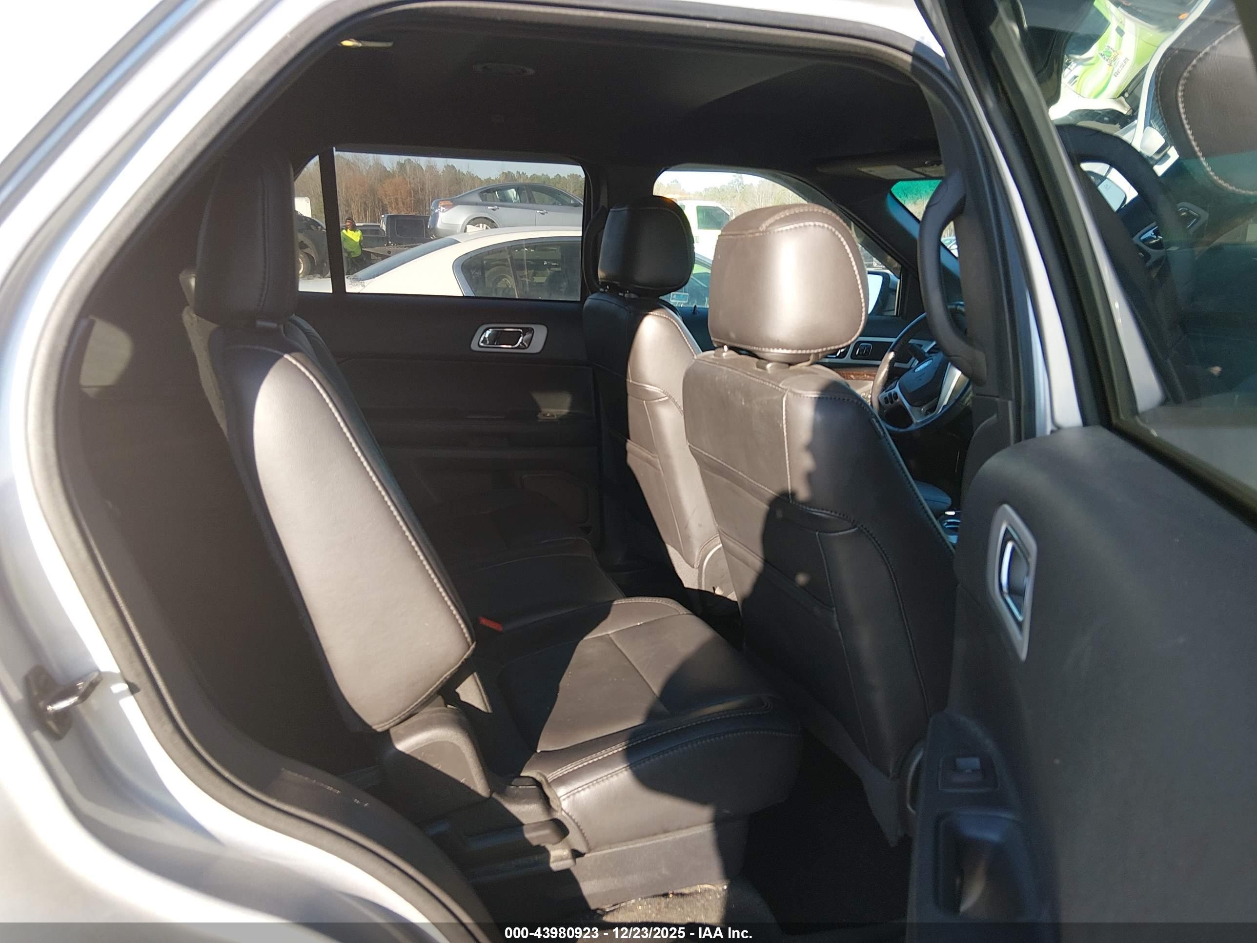 FORD EXPLORER image 8