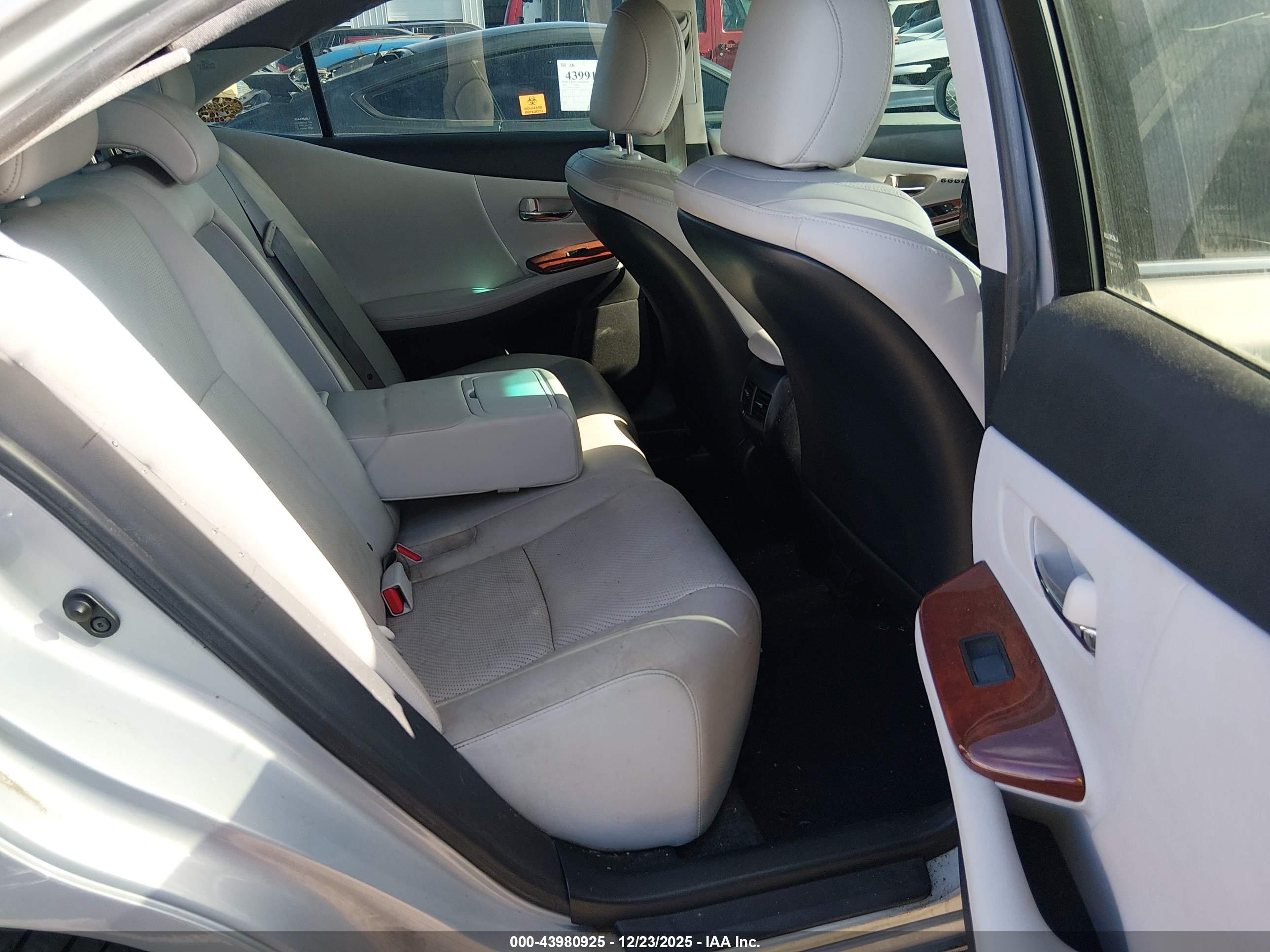 LEXUS HS image 8
