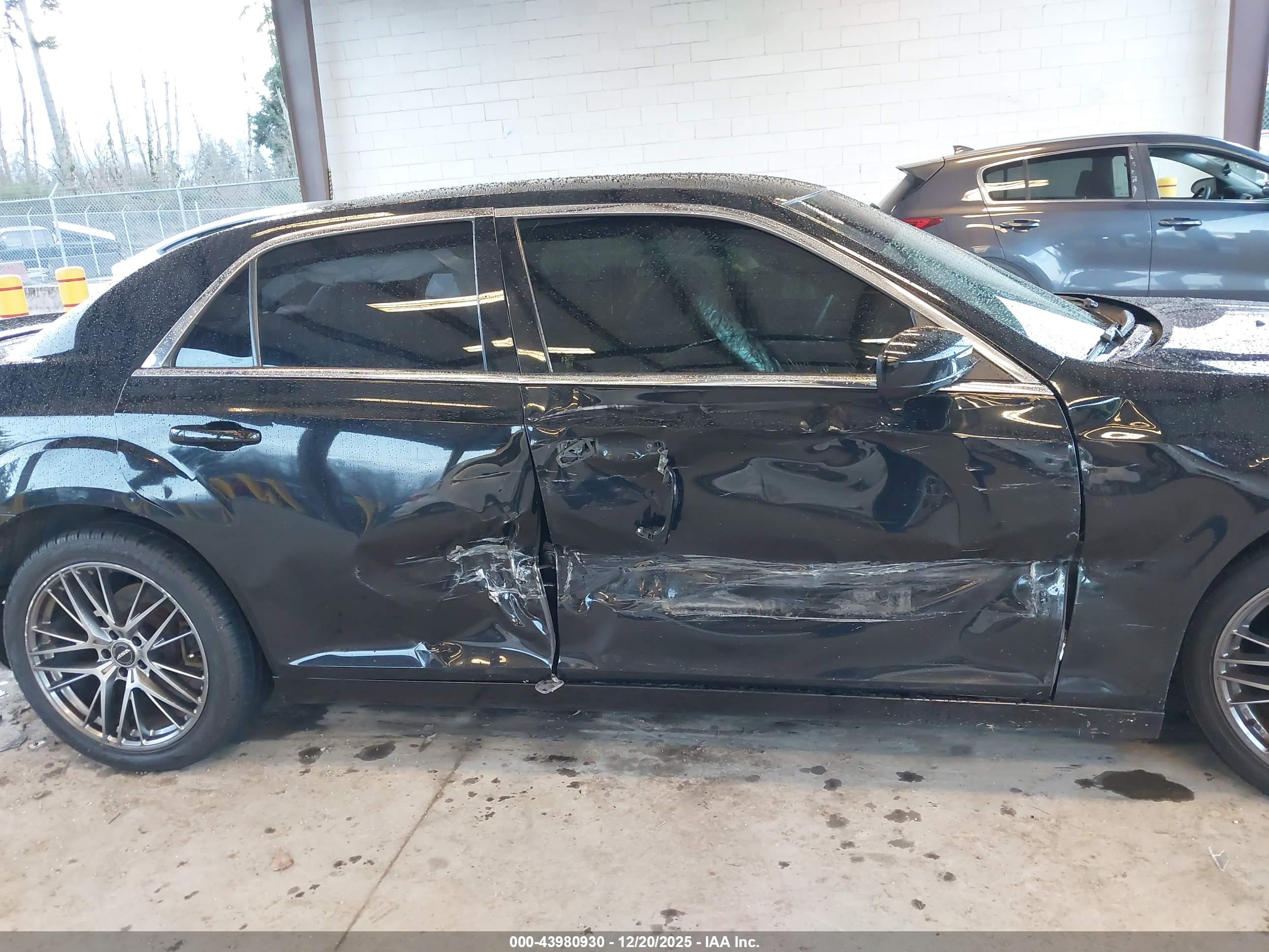CHRYSLER 300 image 6