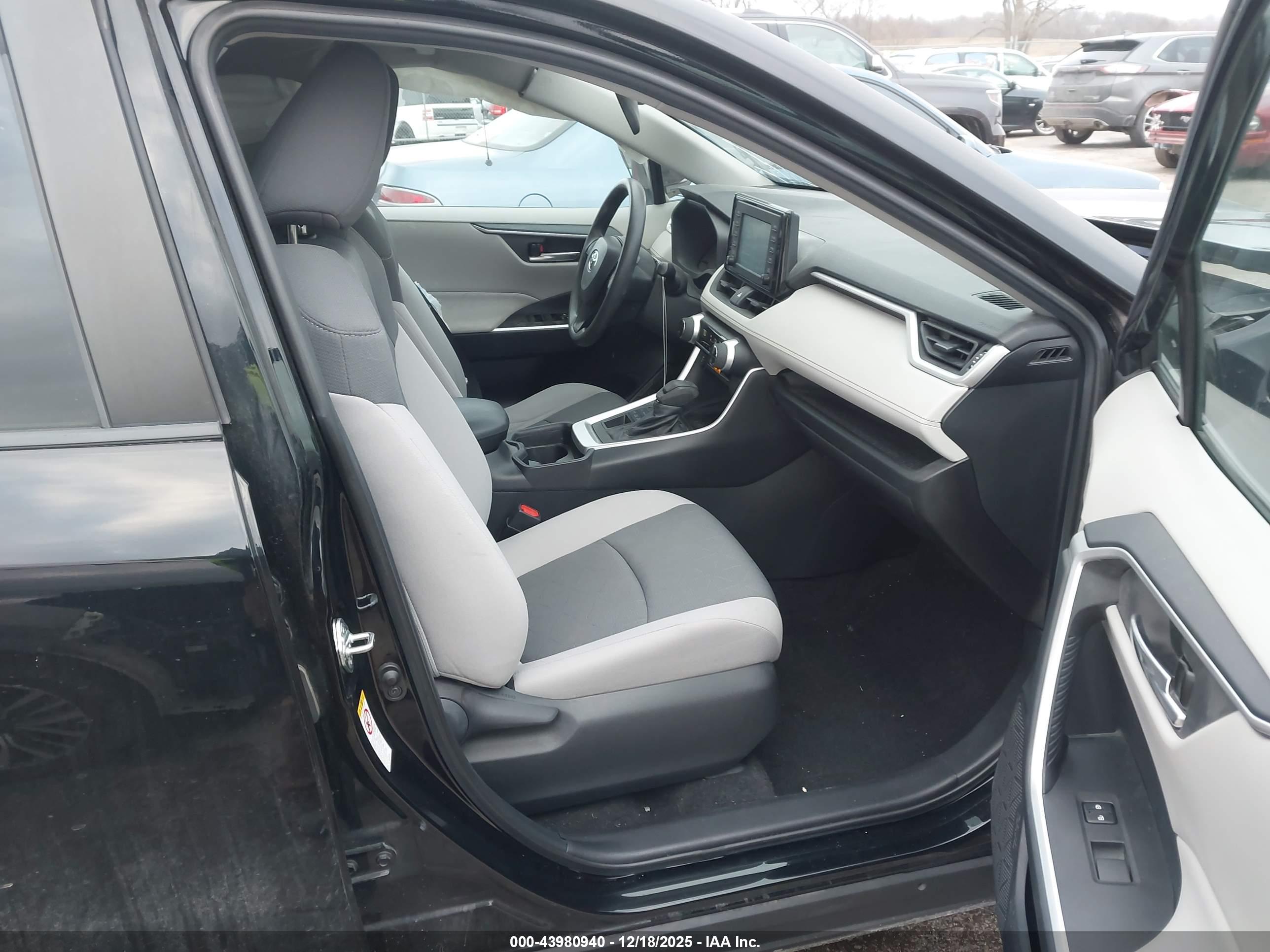 TOYOTA RAV4 image 5