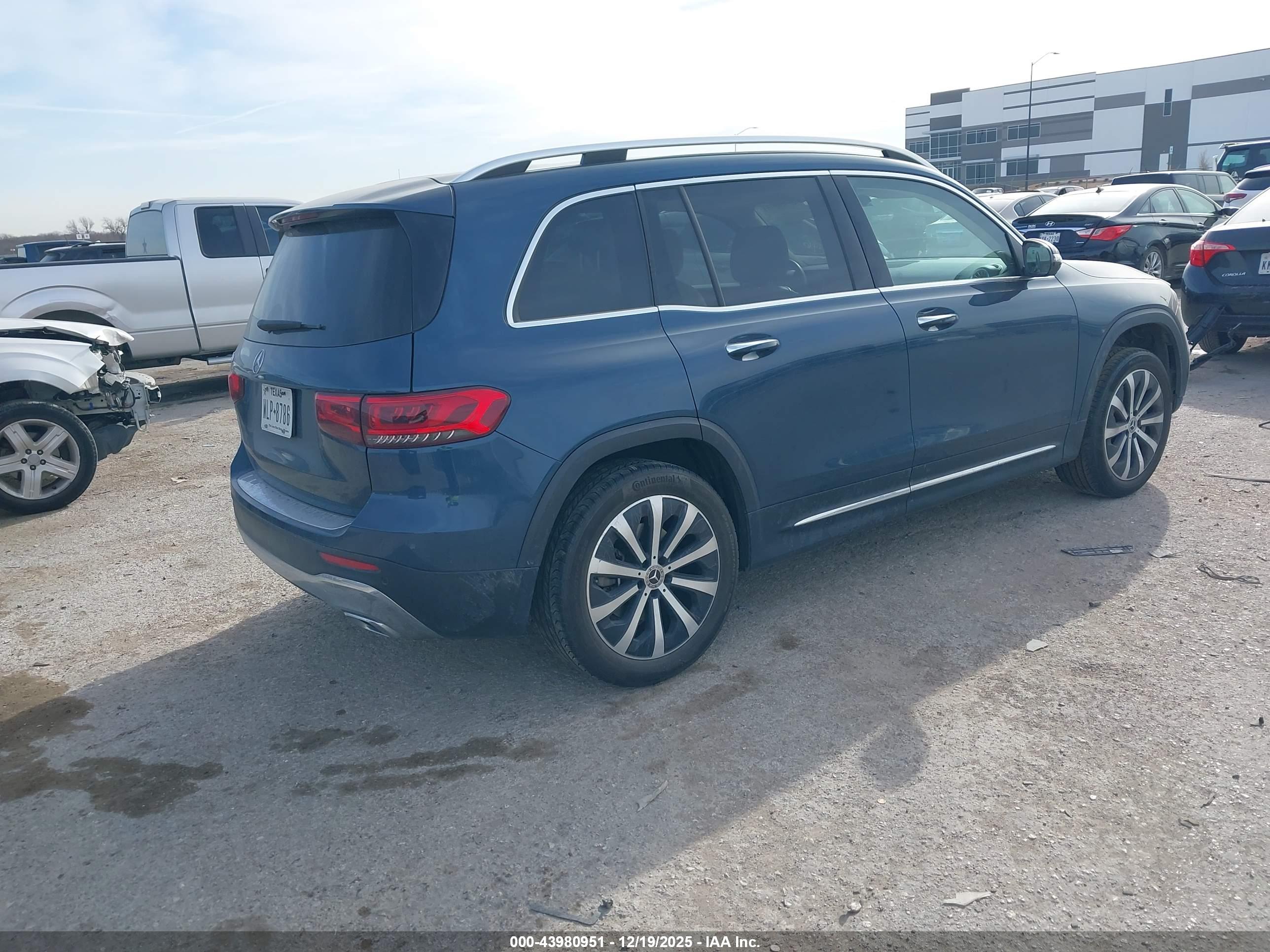 MERCEDES-BENZ GLB image 4