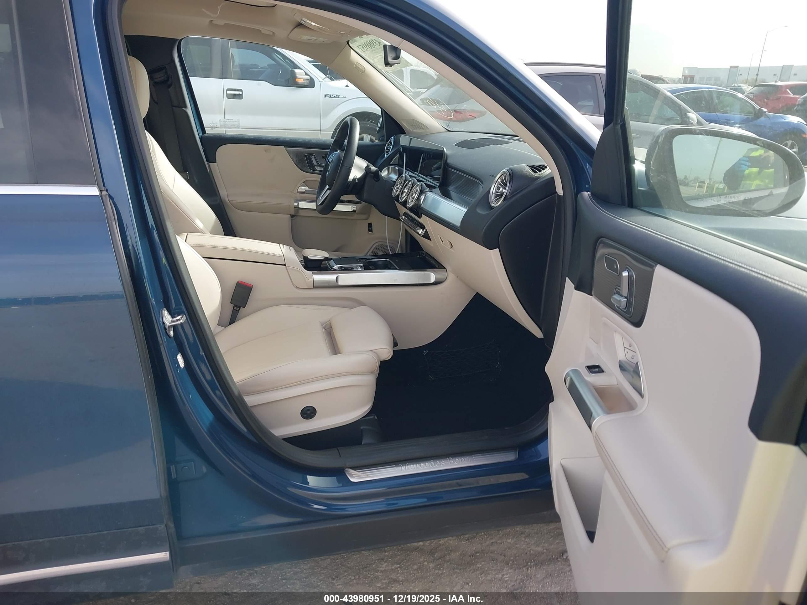 MERCEDES-BENZ GLB image 5