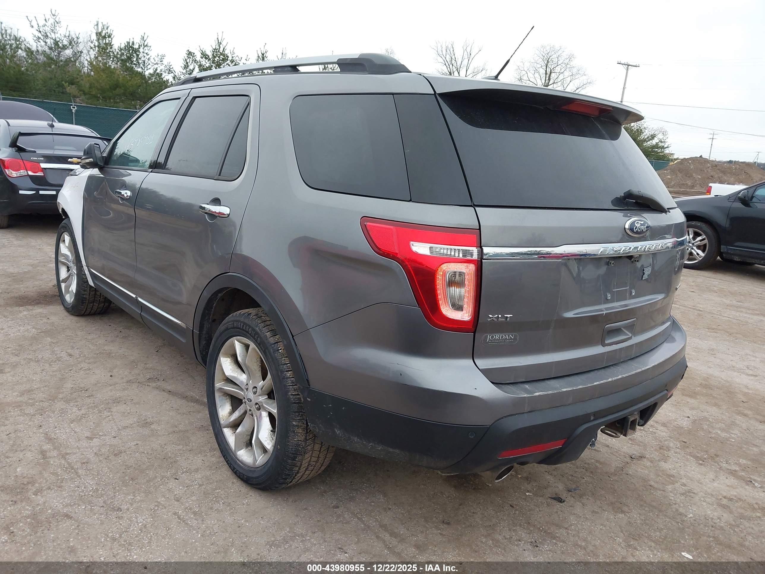 FORD EXPLORER image 3