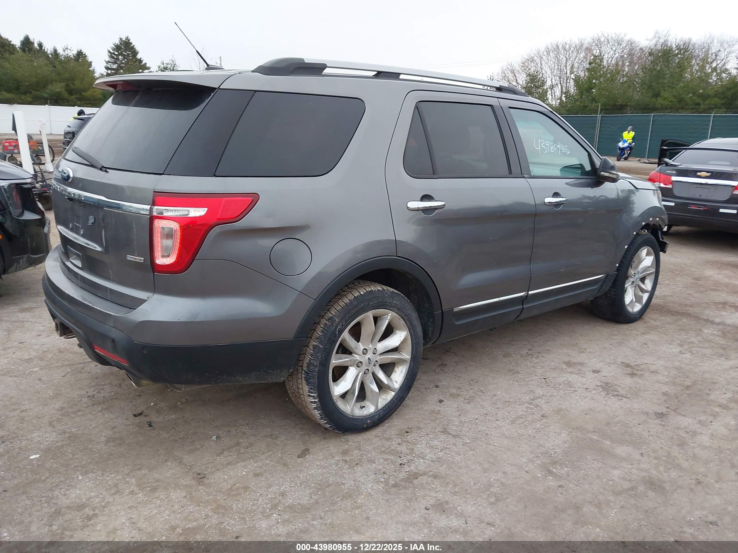 FORD EXPLORER image 4