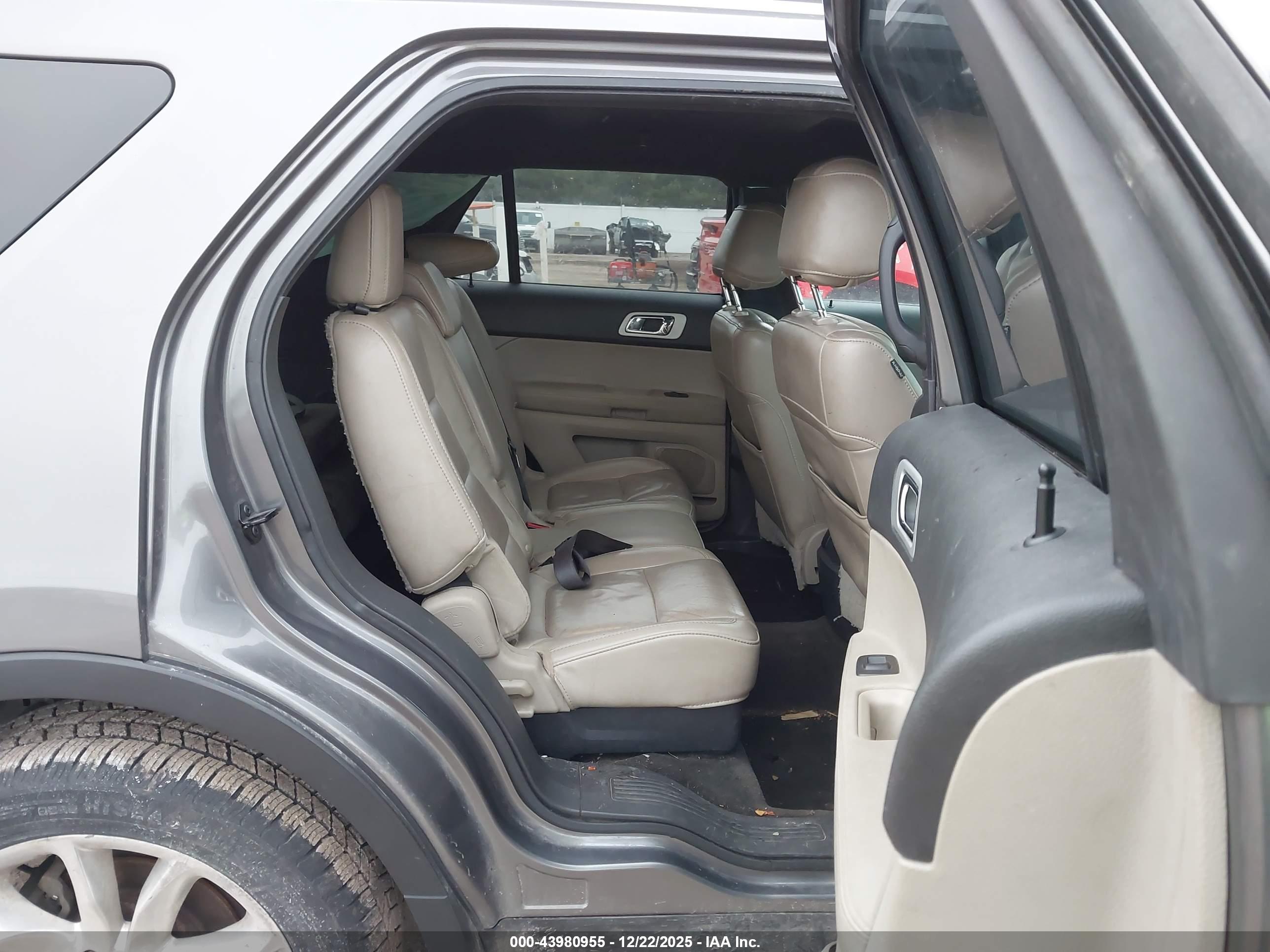 FORD EXPLORER image 8
