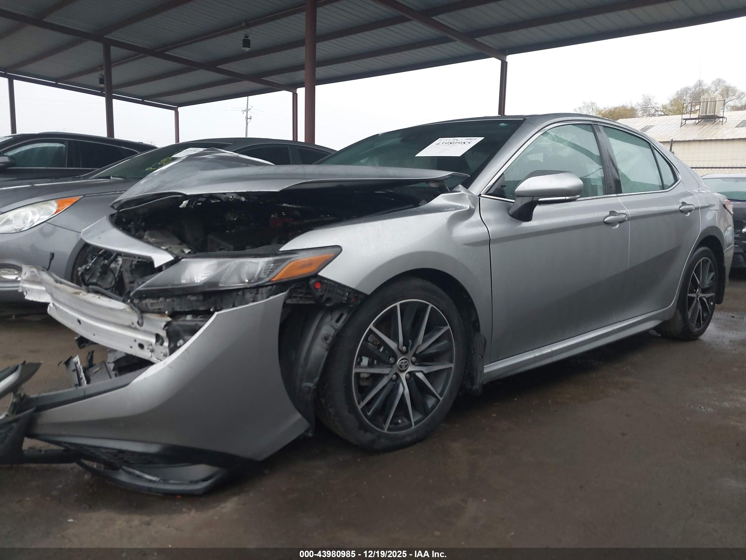 TOYOTA CAMRY image 2