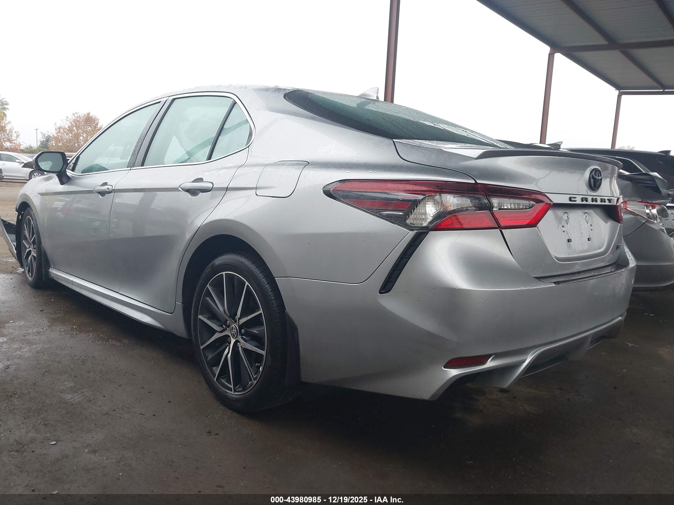 TOYOTA CAMRY image 3