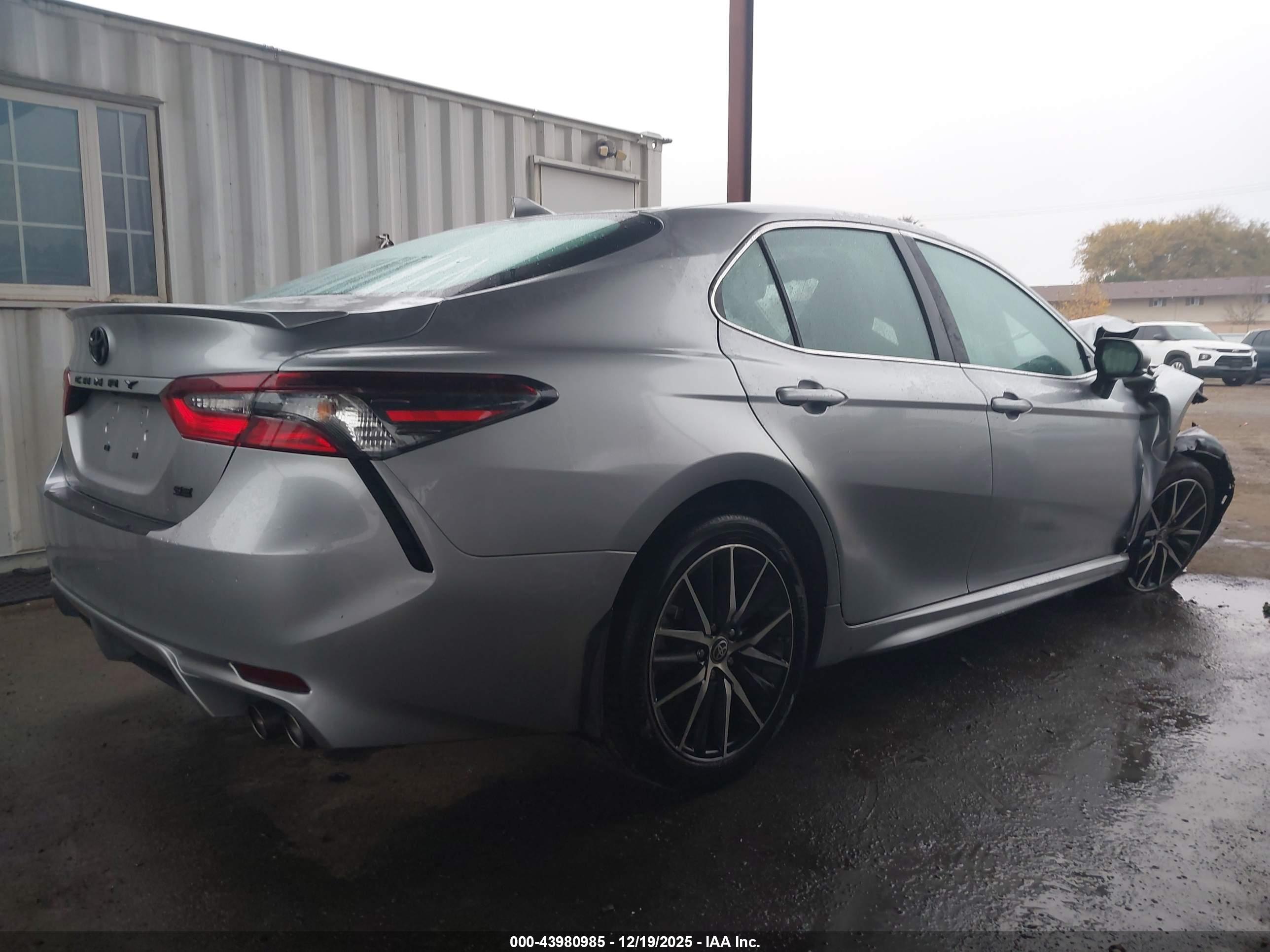 TOYOTA CAMRY image 4