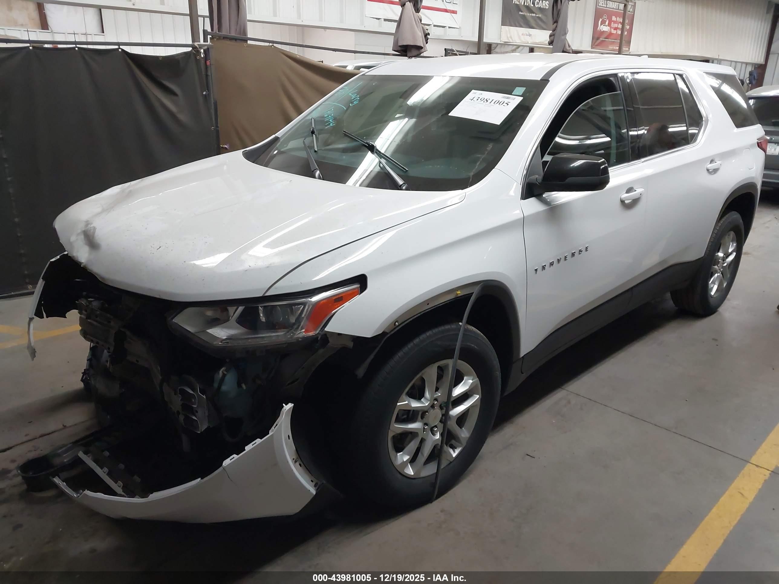 CHEVROLET TRAVERSE image 2