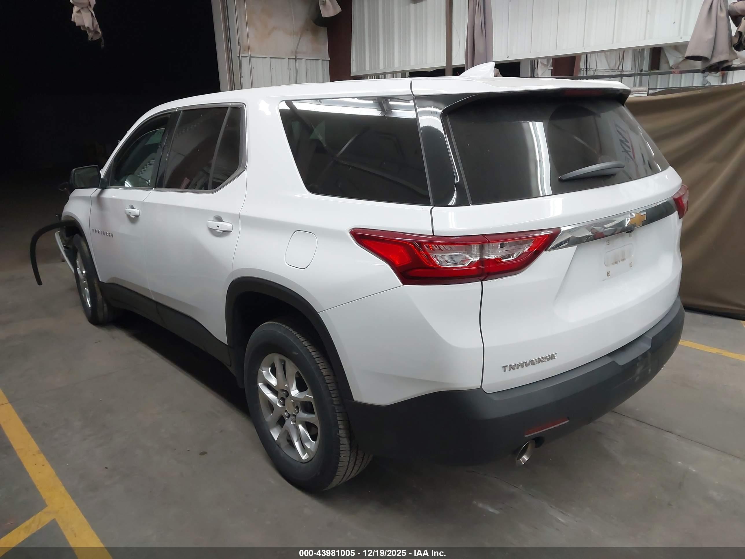 CHEVROLET TRAVERSE image 3
