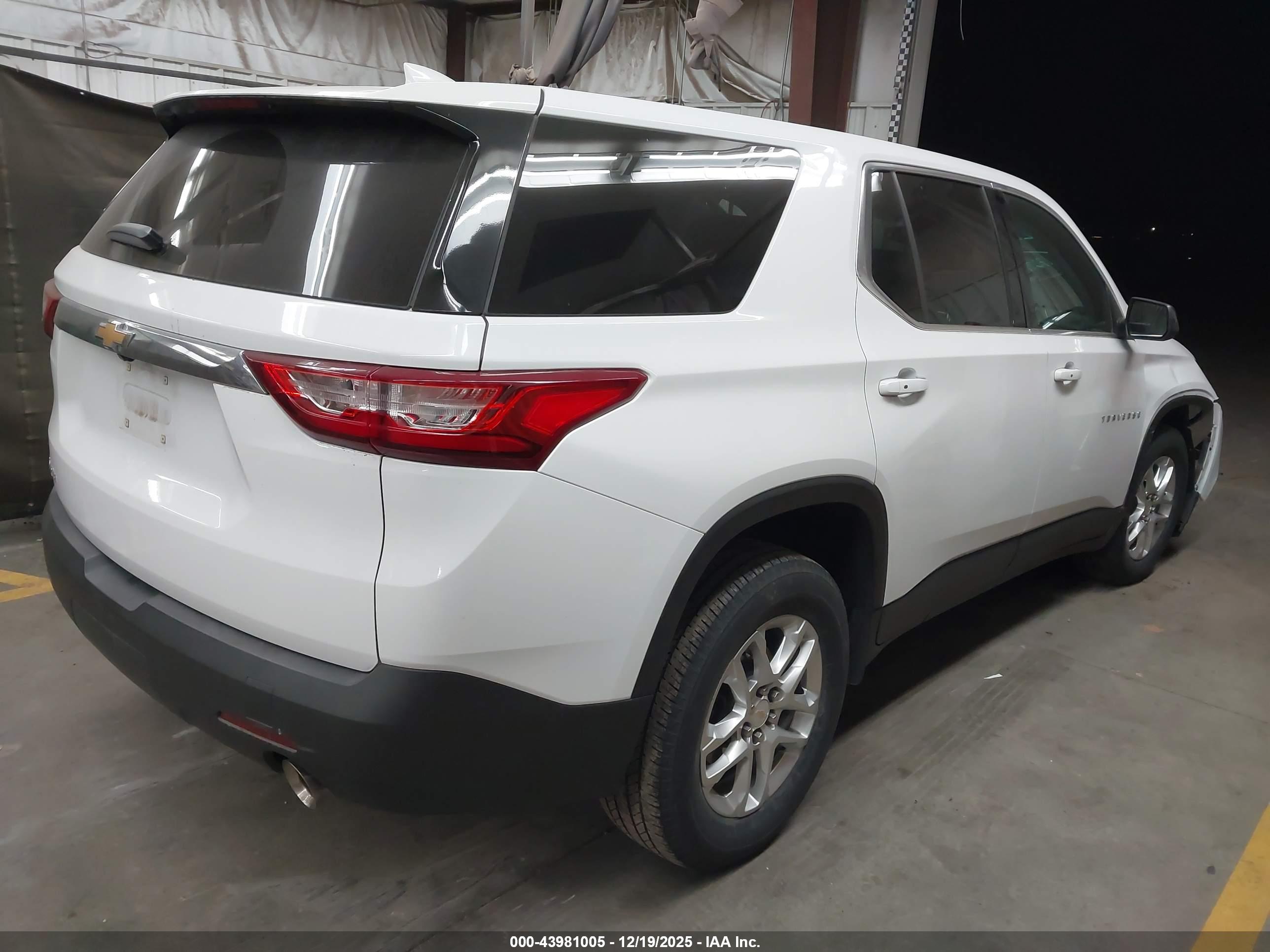 CHEVROLET TRAVERSE image 4