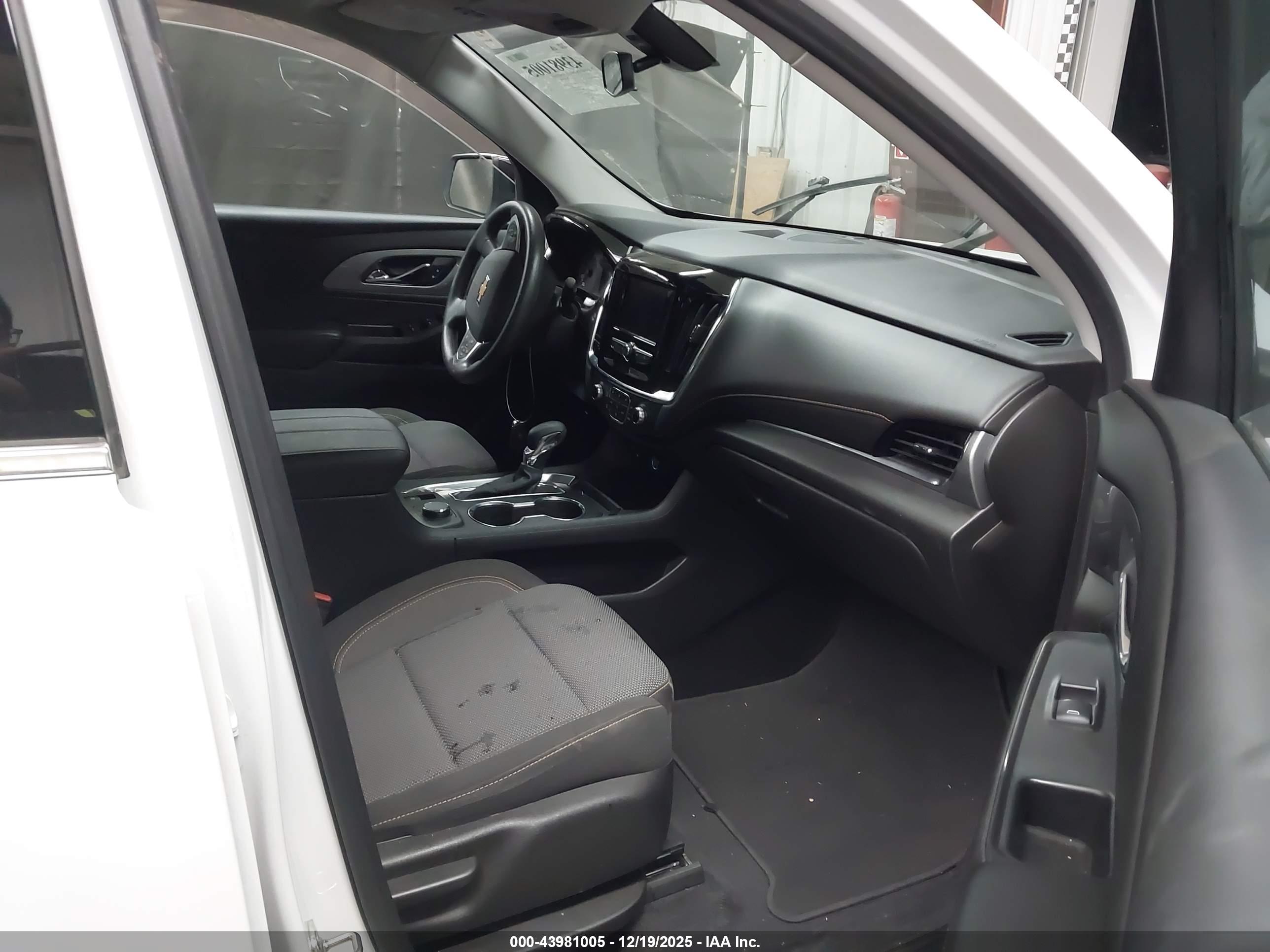 CHEVROLET TRAVERSE image 5