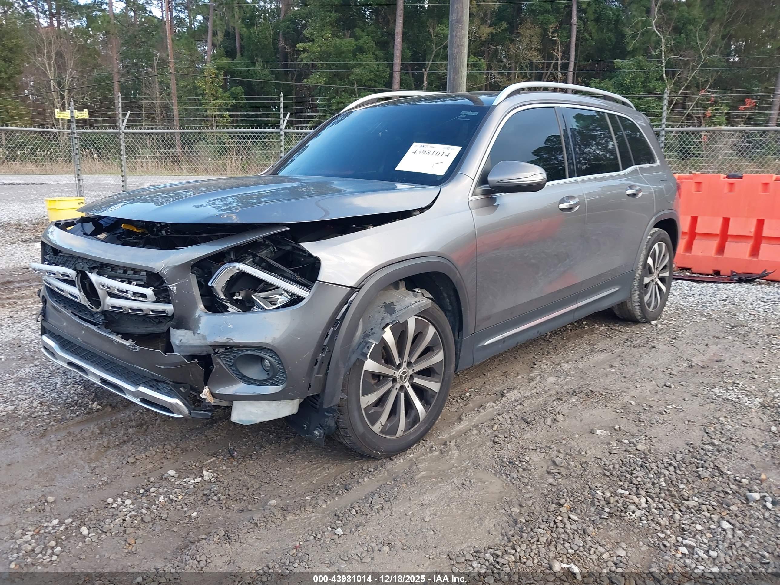 MERCEDES-BENZ GLB image 2
