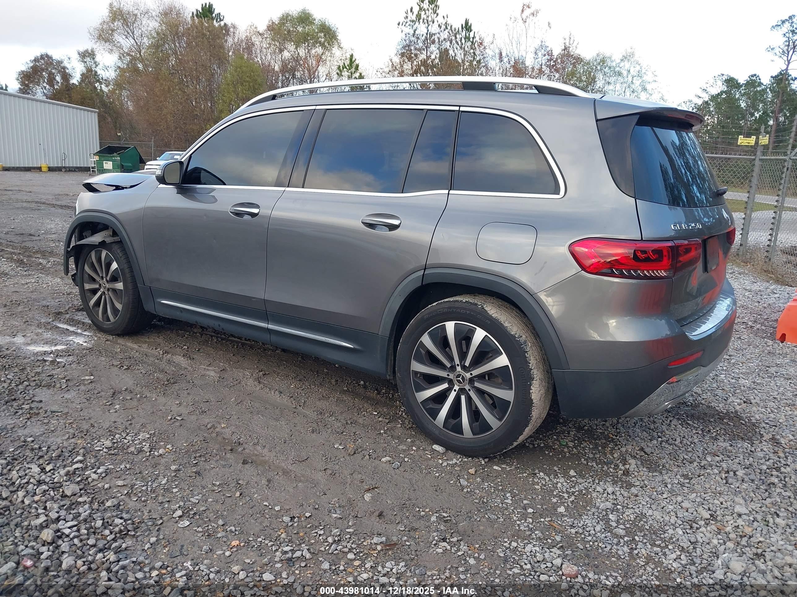 MERCEDES-BENZ GLB image 3