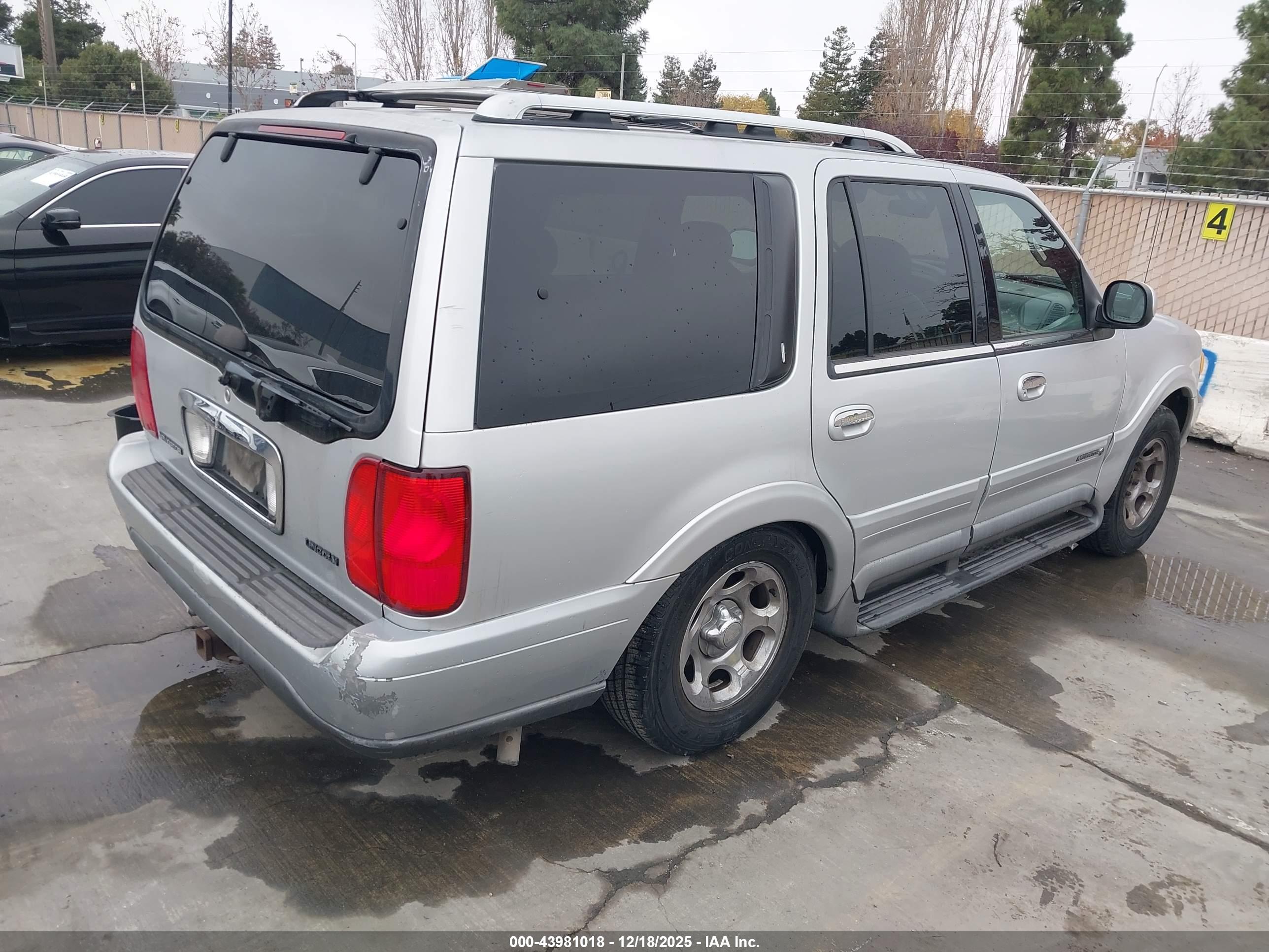LINCOLN NAVIGATOR image 4