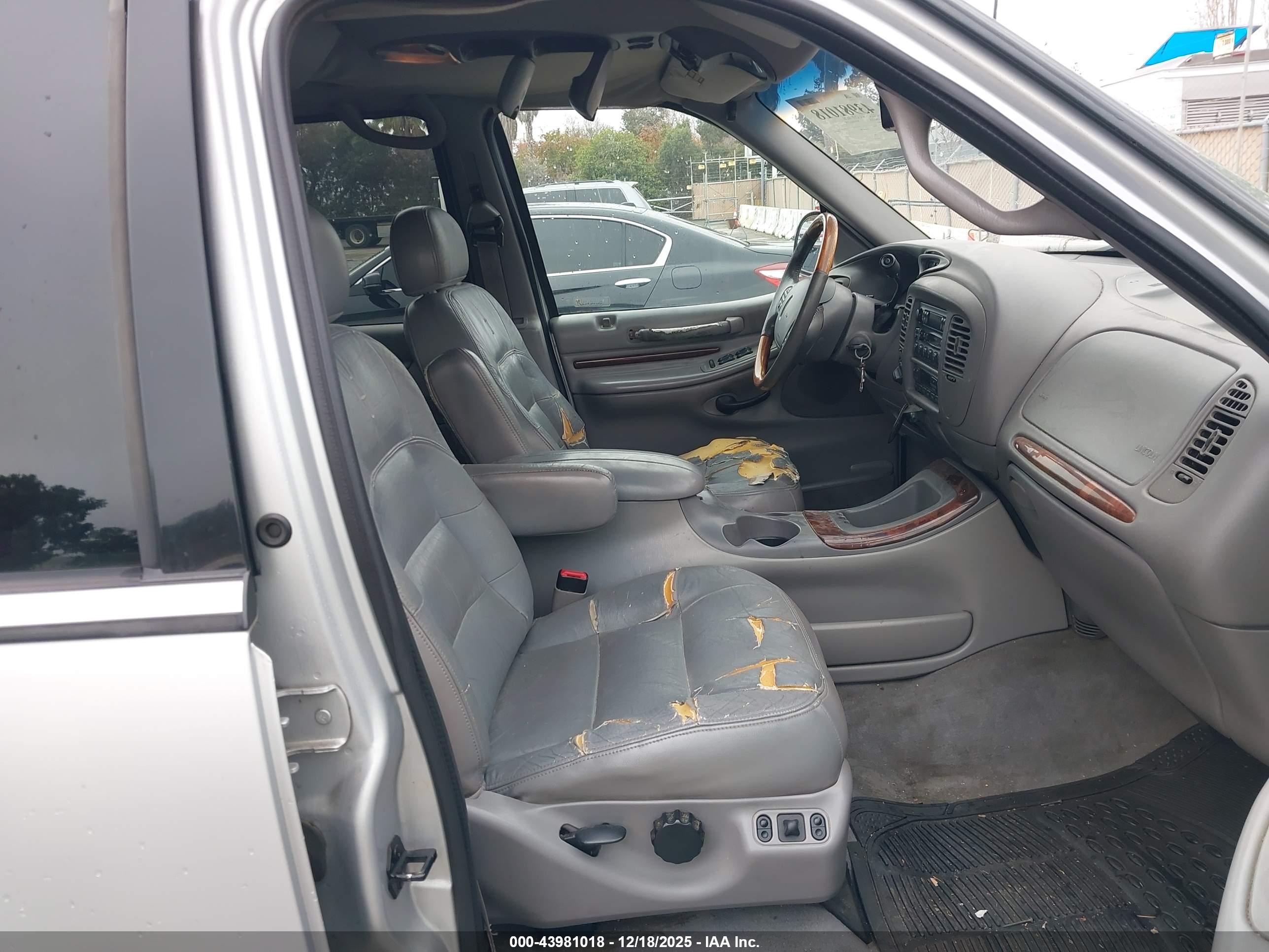 LINCOLN NAVIGATOR image 5