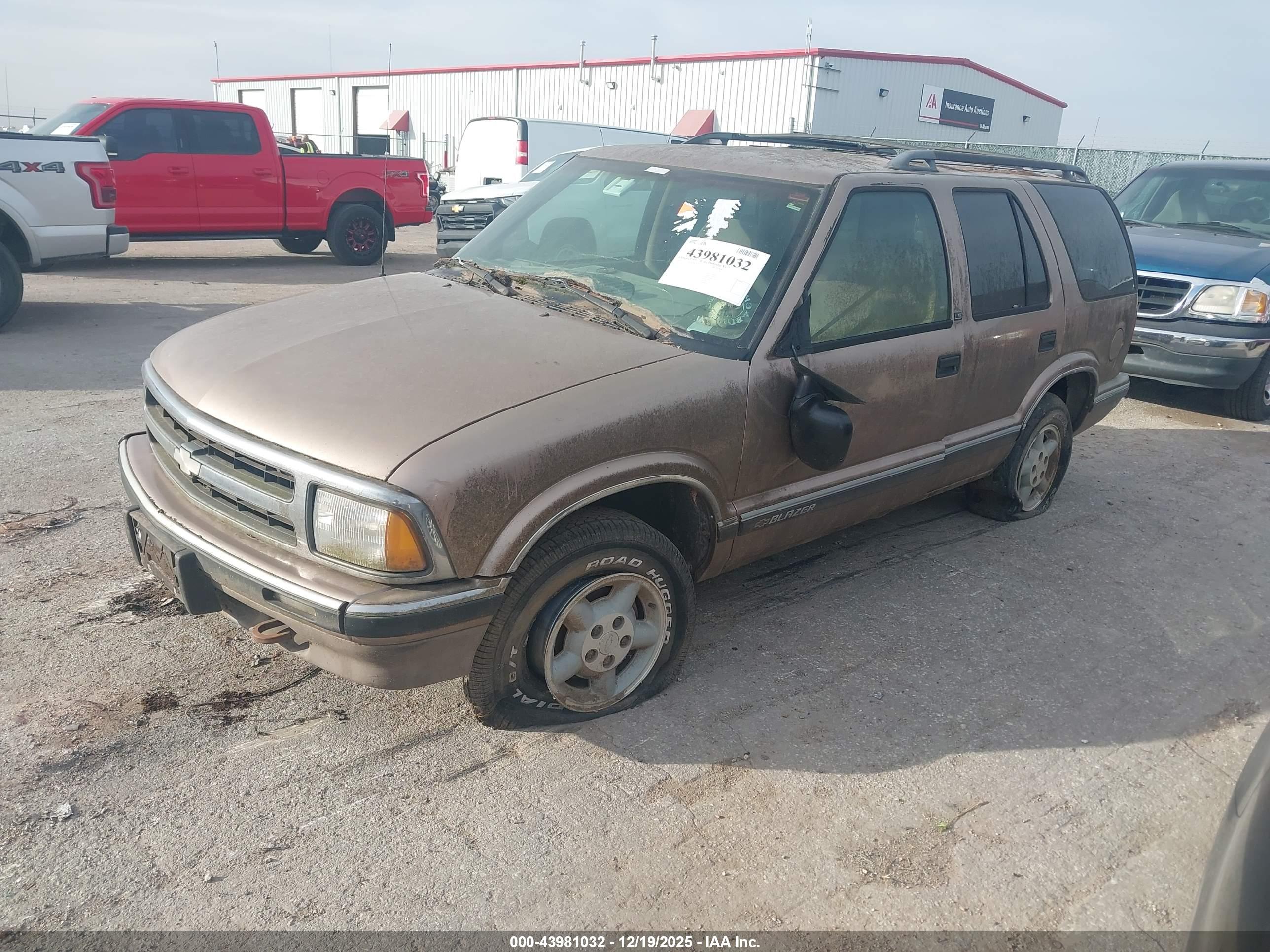 CHEVROLET BLAZER image 2