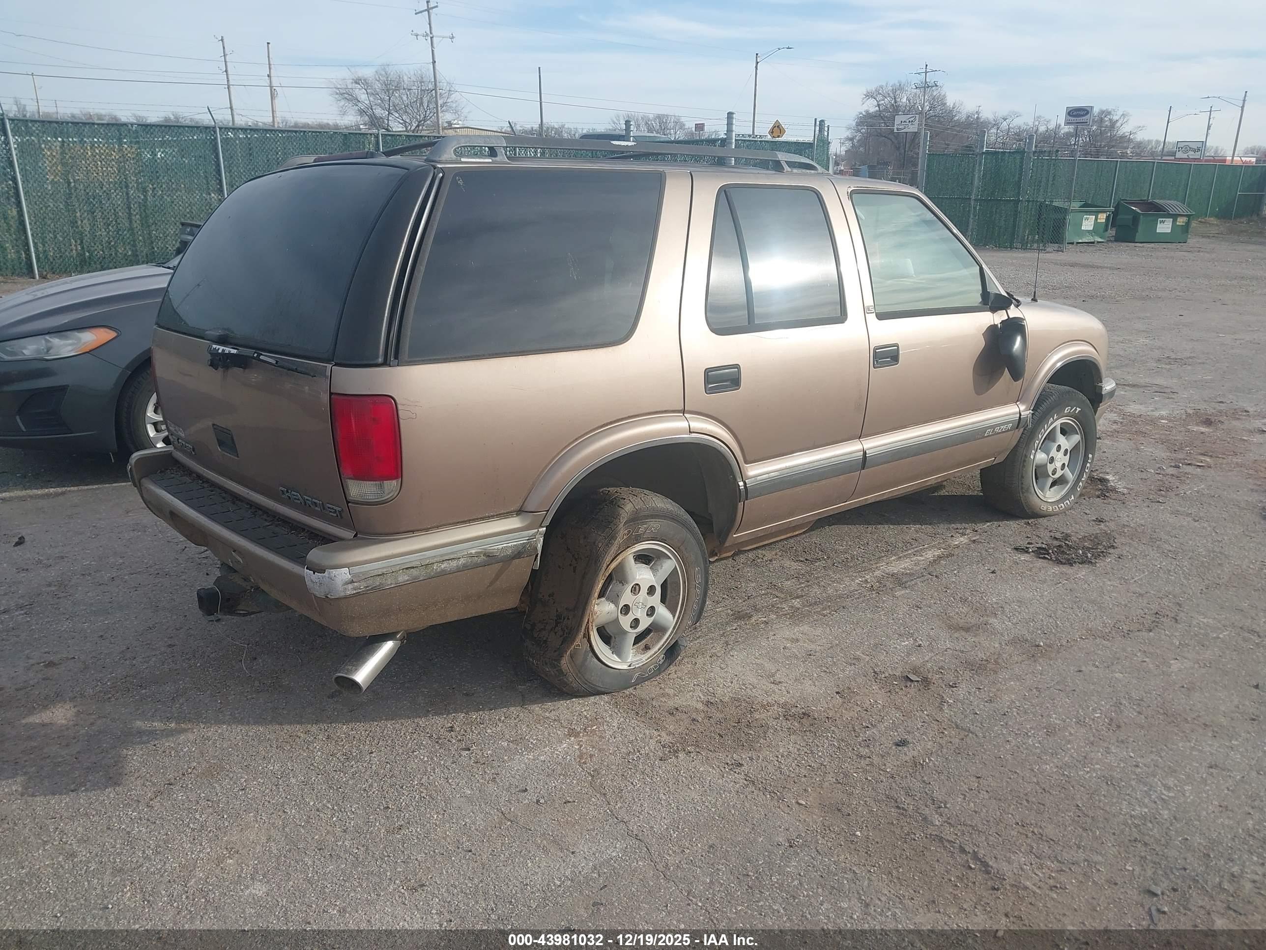 CHEVROLET BLAZER image 4