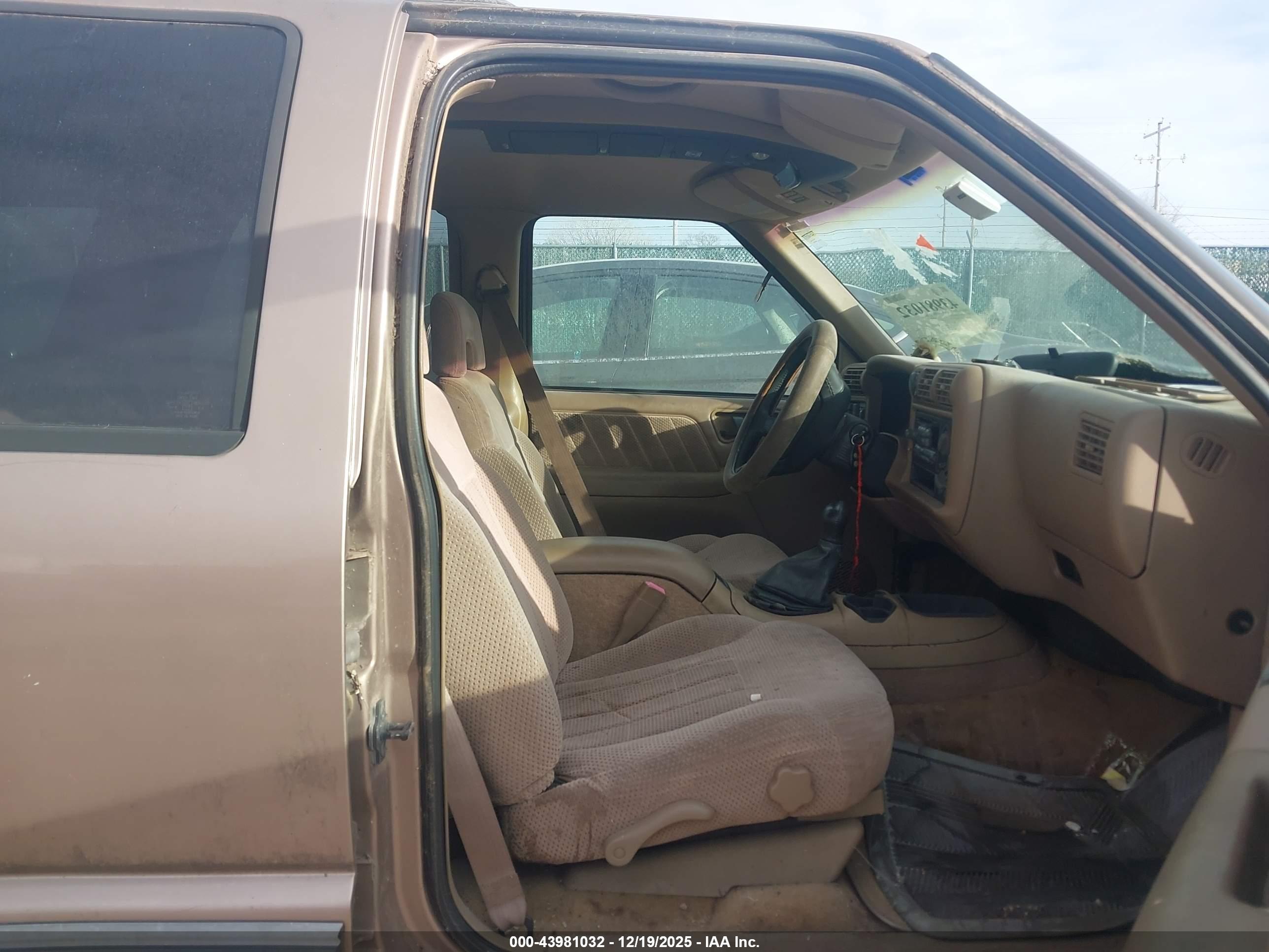 CHEVROLET BLAZER image 5