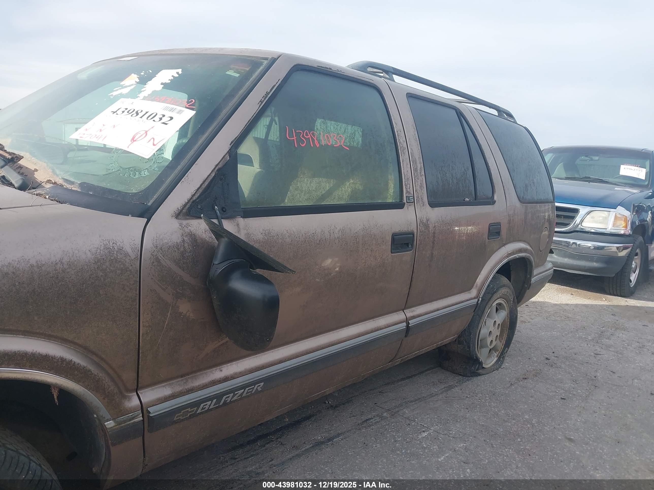 CHEVROLET BLAZER image 6