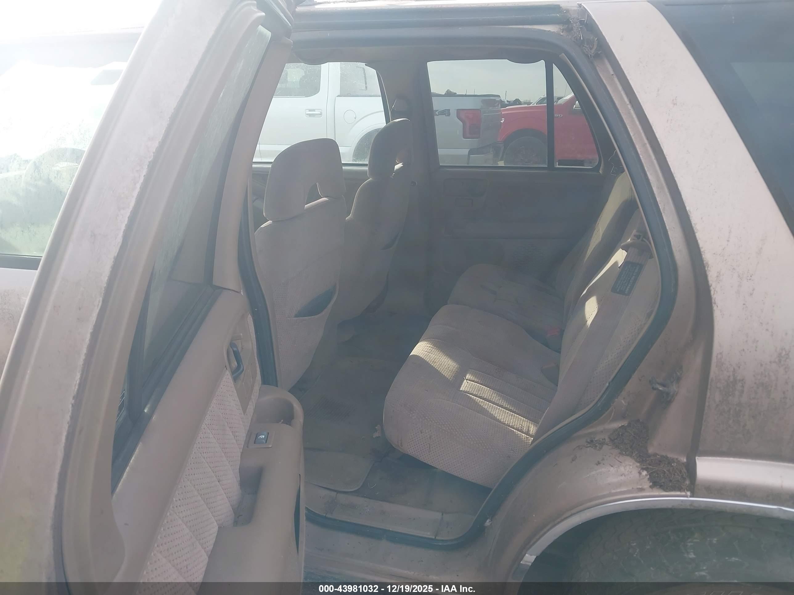 CHEVROLET BLAZER image 8