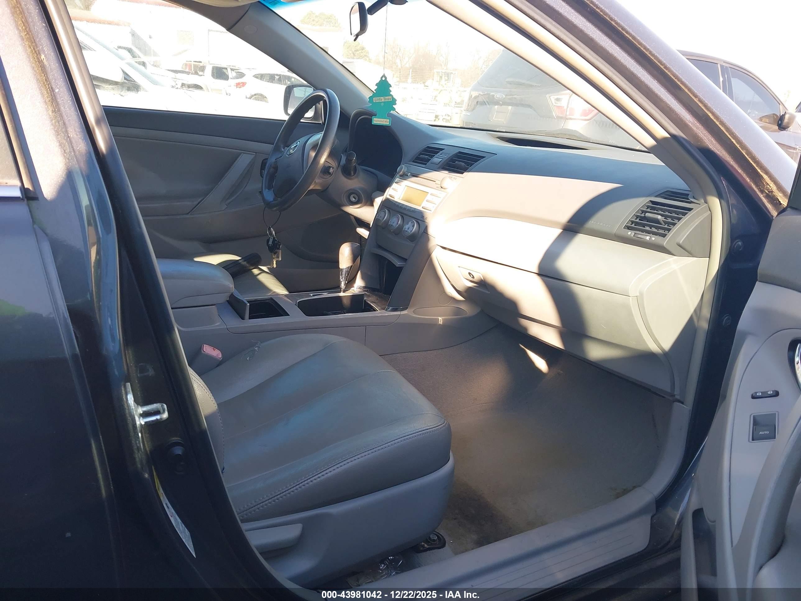 TOYOTA CAMRY image 5