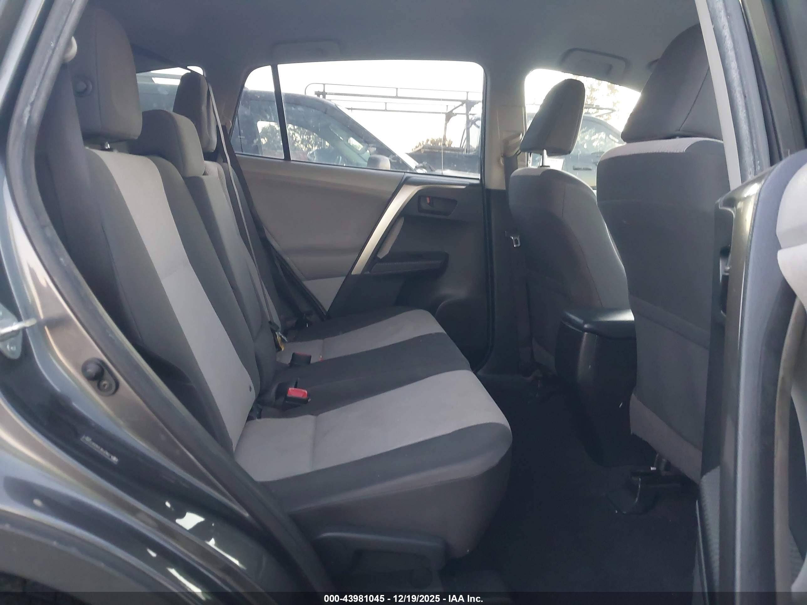 TOYOTA RAV4 image 8