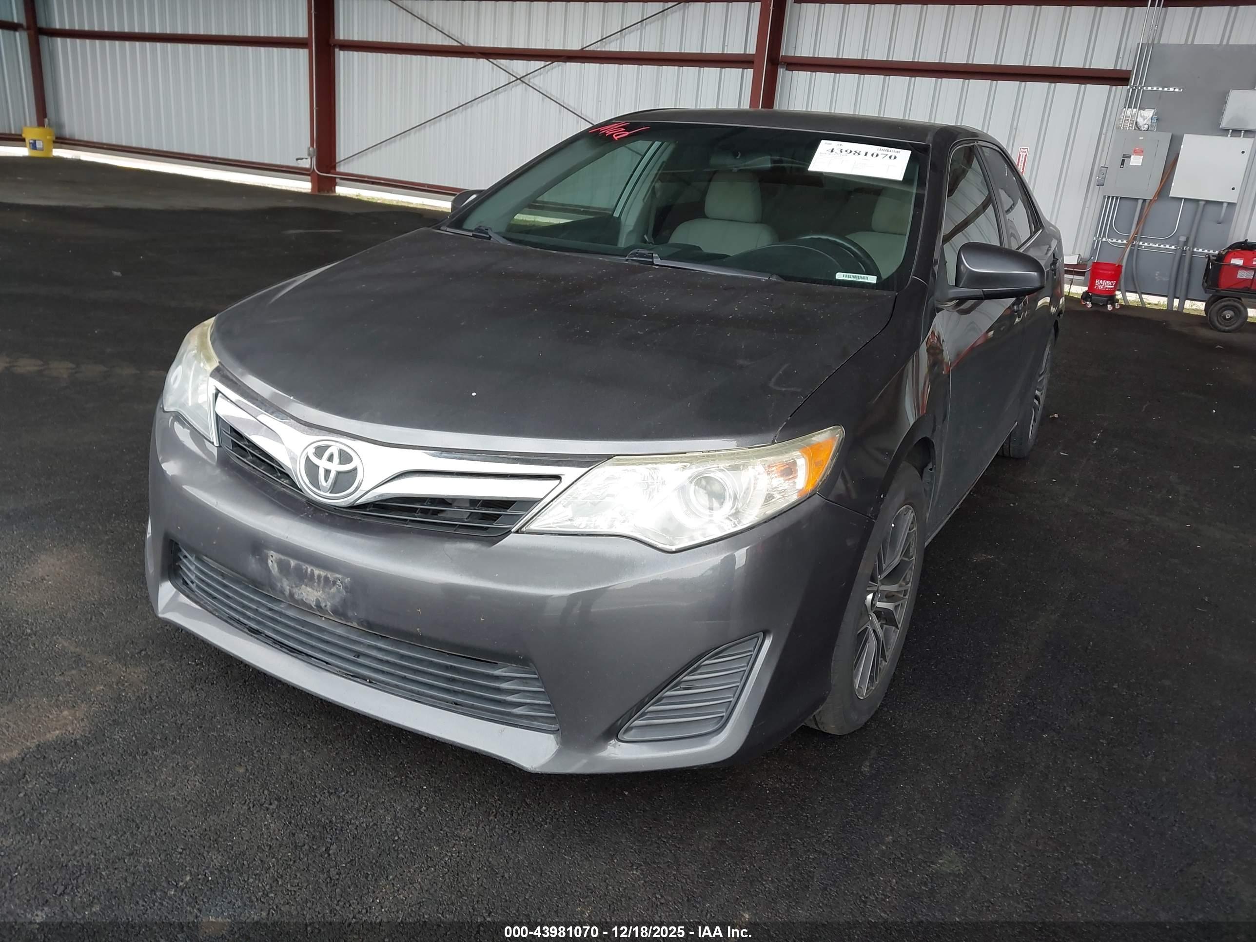 TOYOTA CAMRY image 2