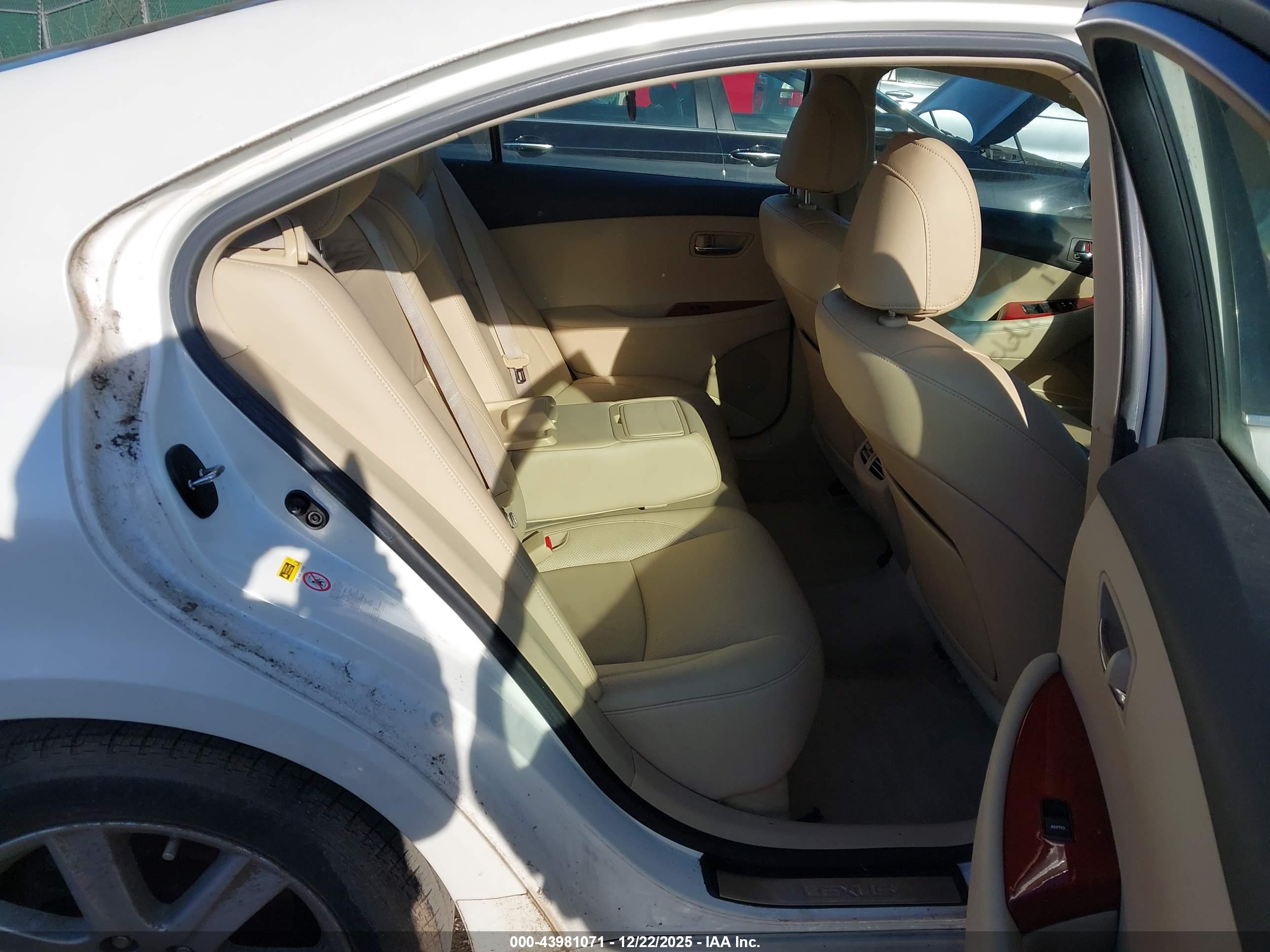 LEXUS ES image 8