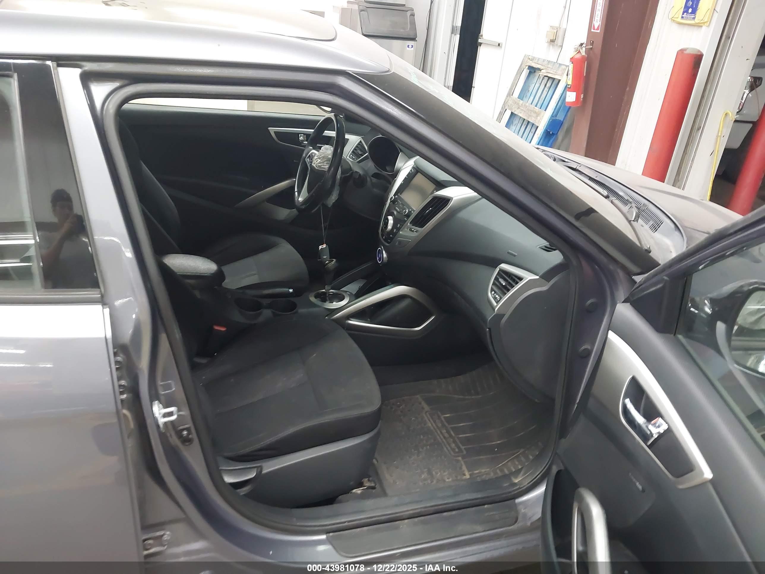 HYUNDAI VELOSTER image 5