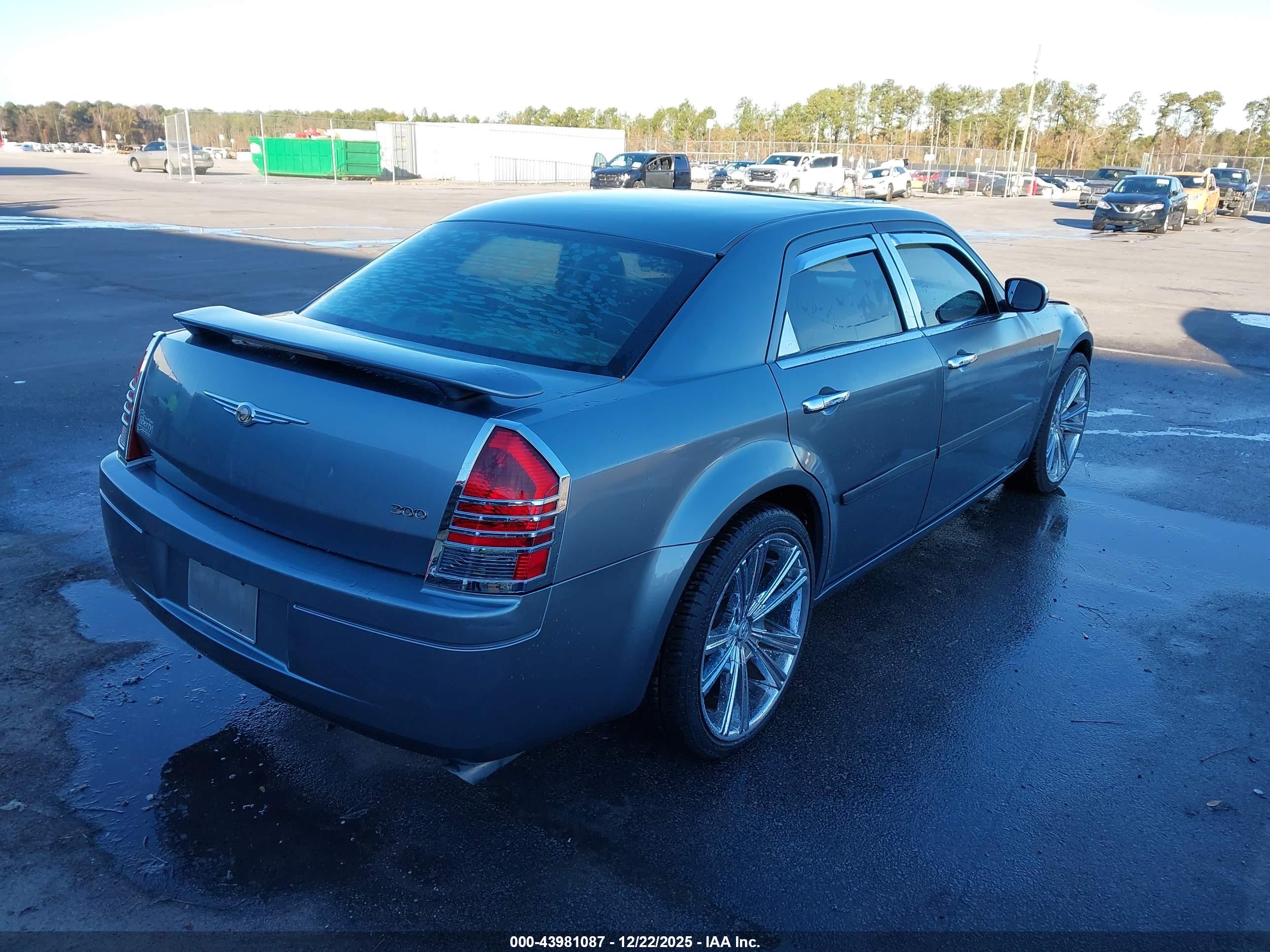 CHRYSLER 300 image 4